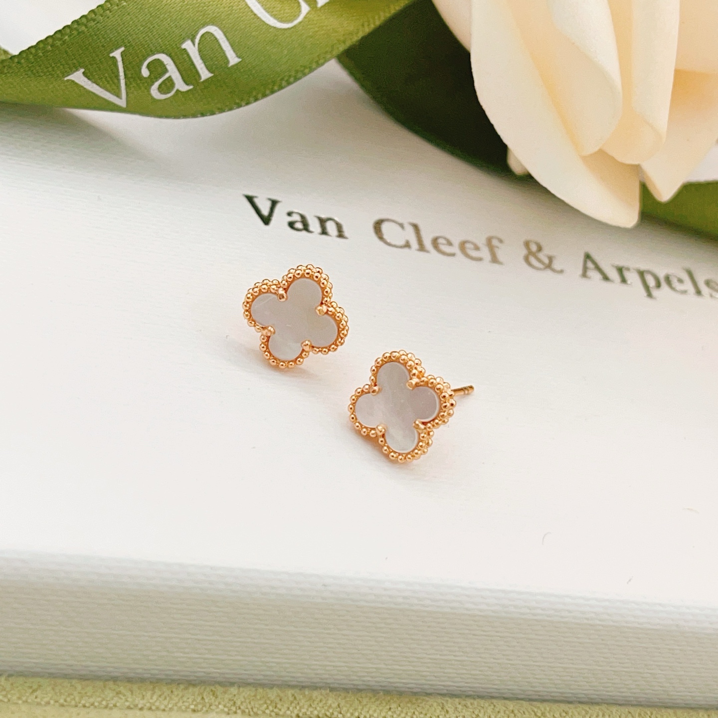 Orecchini Van Cleef Arpels Sweet Alhambra Oro rosa con motivo in madreperla bianca diametro 9 mm