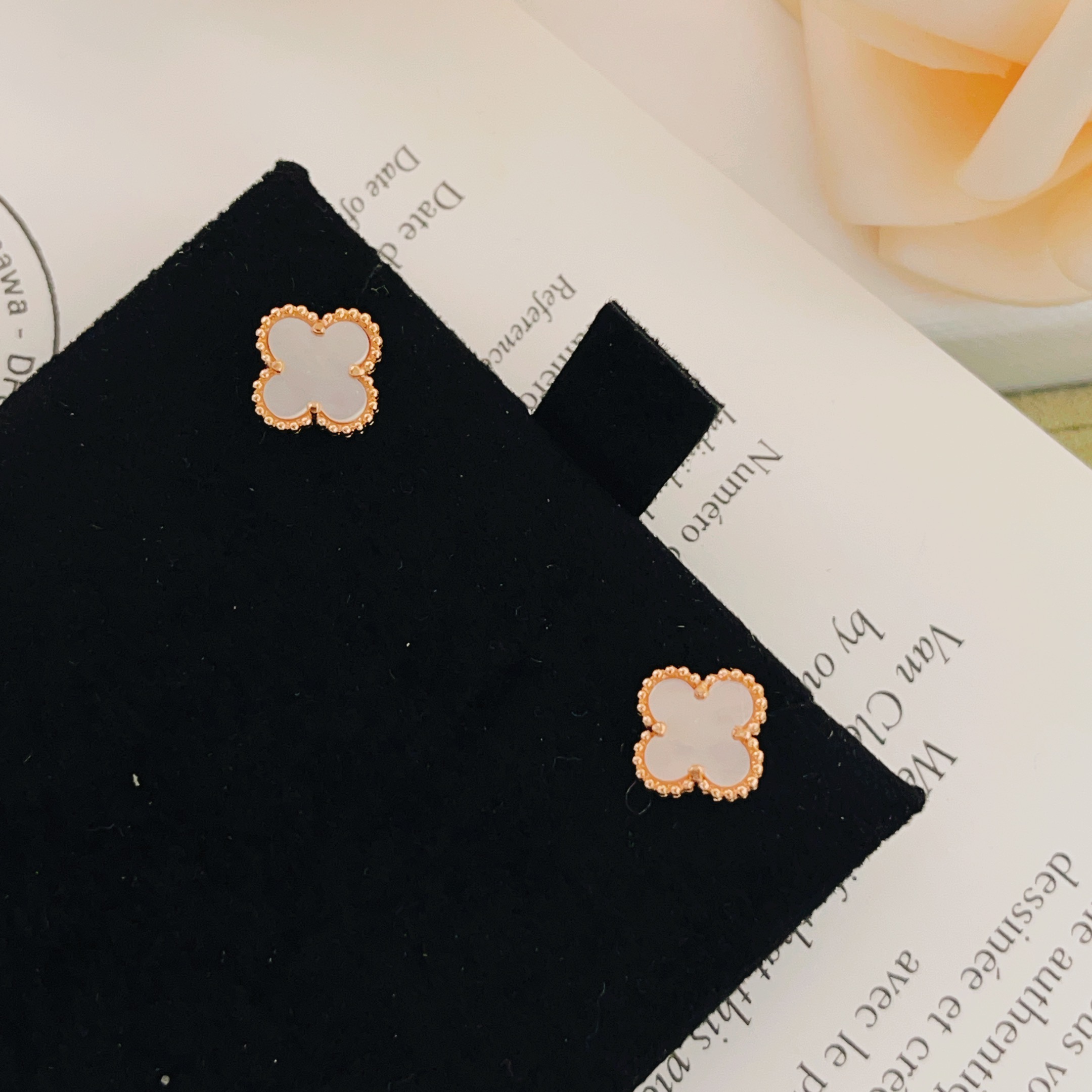 Orecchini Van Cleef Arpels Sweet Alhambra Oro rosa con motivo in madreperla bianca diametro 9 mm