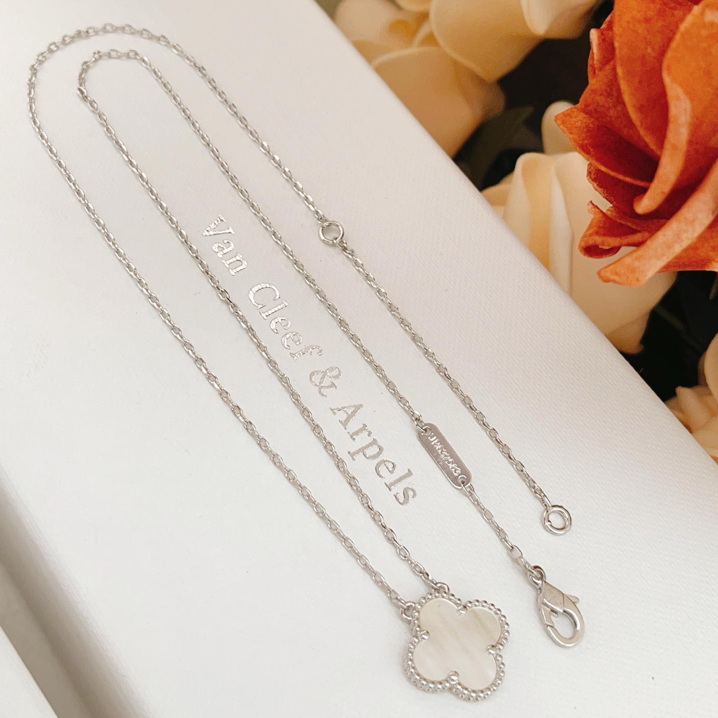 Collana Van Cleef Arpels Sweet Alhambra oro bianco 18 carati madreperla bianca 42 cm