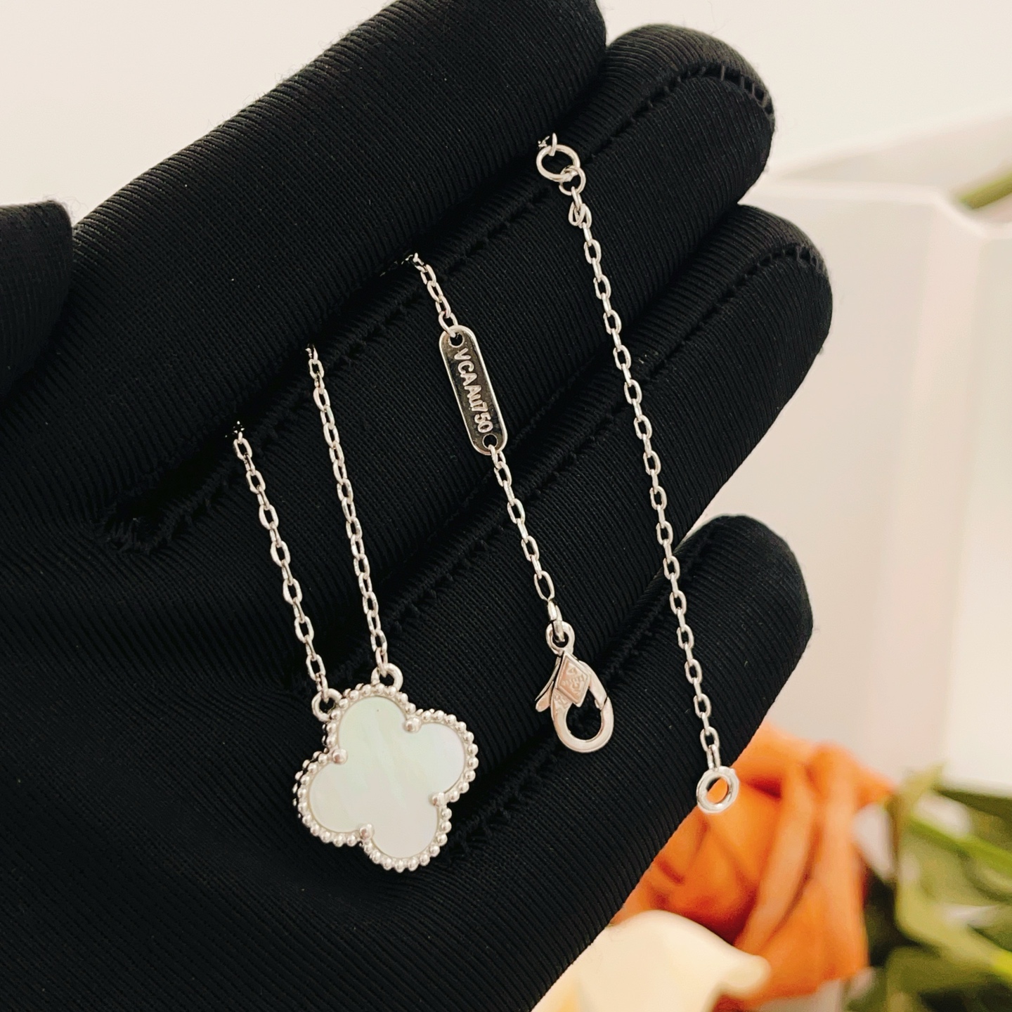 Collana Van Cleef Arpels Sweet Alhambra oro bianco 18 carati madreperla bianca 42 cm