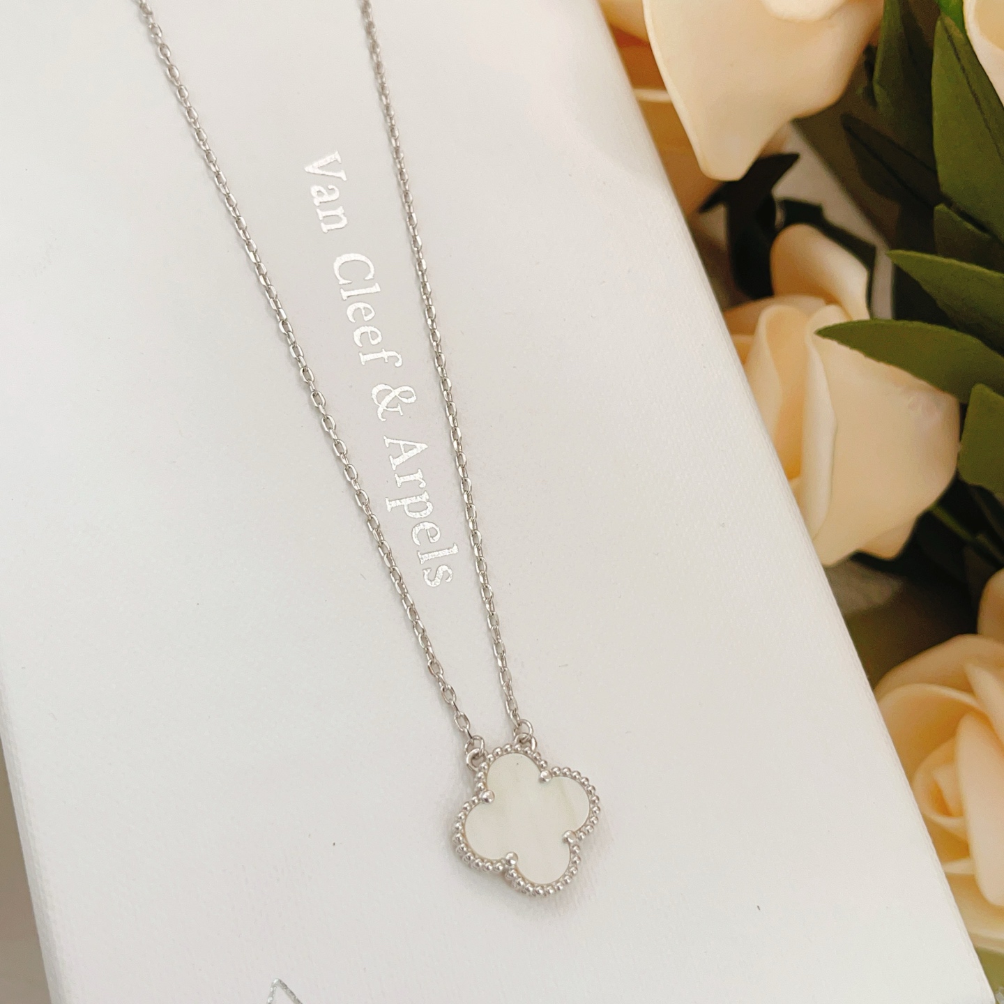 Collana Van Cleef Arpels Sweet Alhambra oro bianco 18 carati madreperla bianca 42 cm