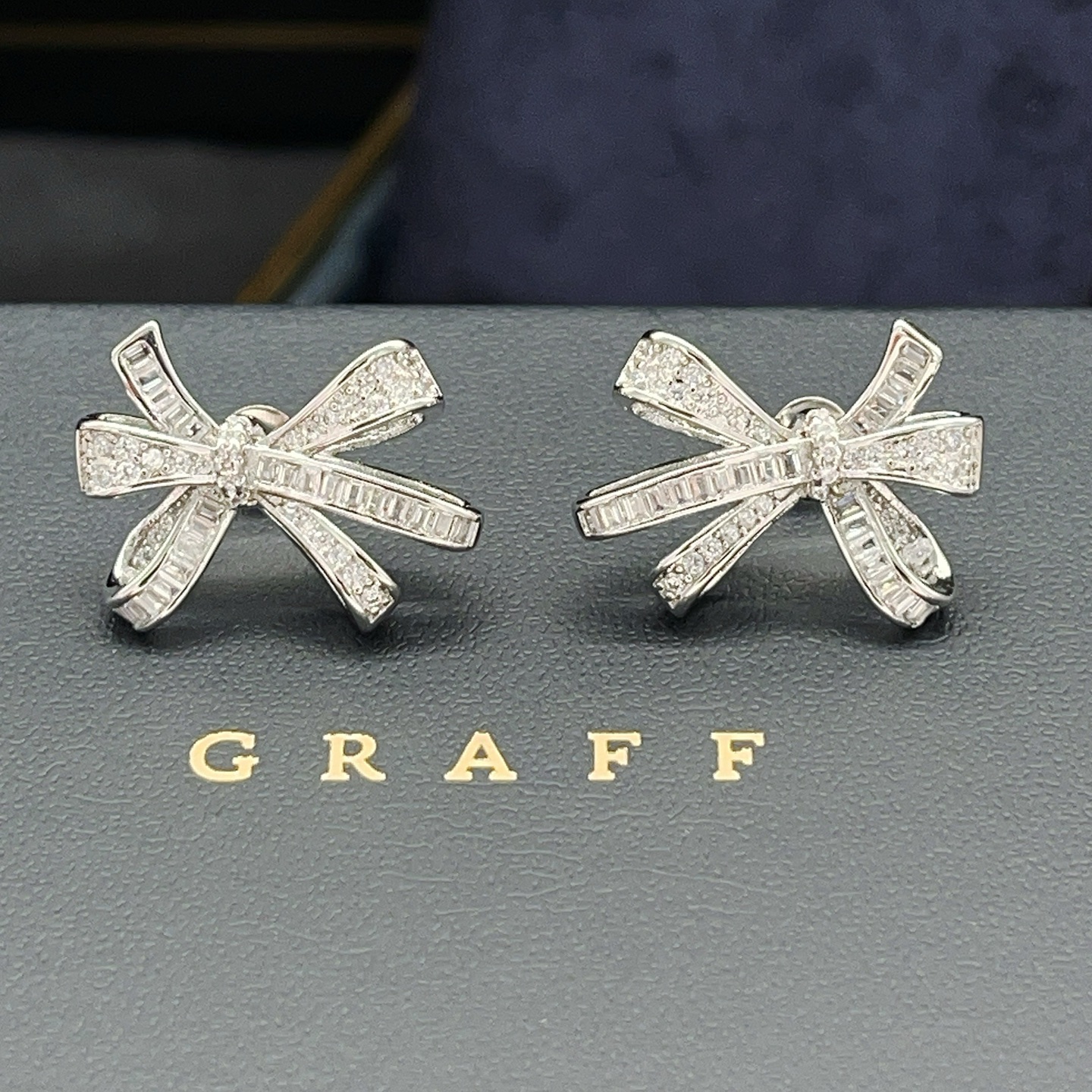 【GRAFF最新款🆕🆕银色镶钻蝴蝶结耳钉】一致官网黄铜材质，非常的上镜‼️设计很特别值得入手。高级手工坊
