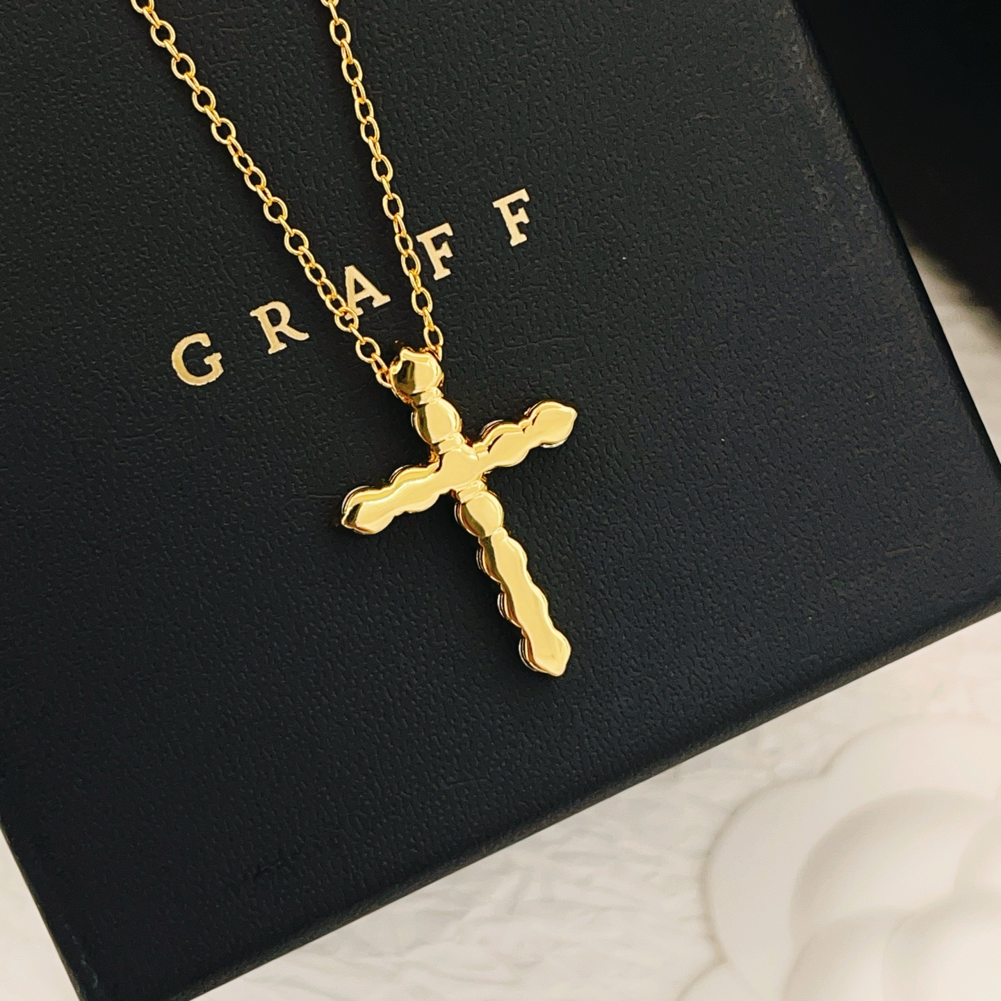 Graff Cross Pendant necklace Yellow gold with clear round-cut diamonds 45cm with 5cm extender