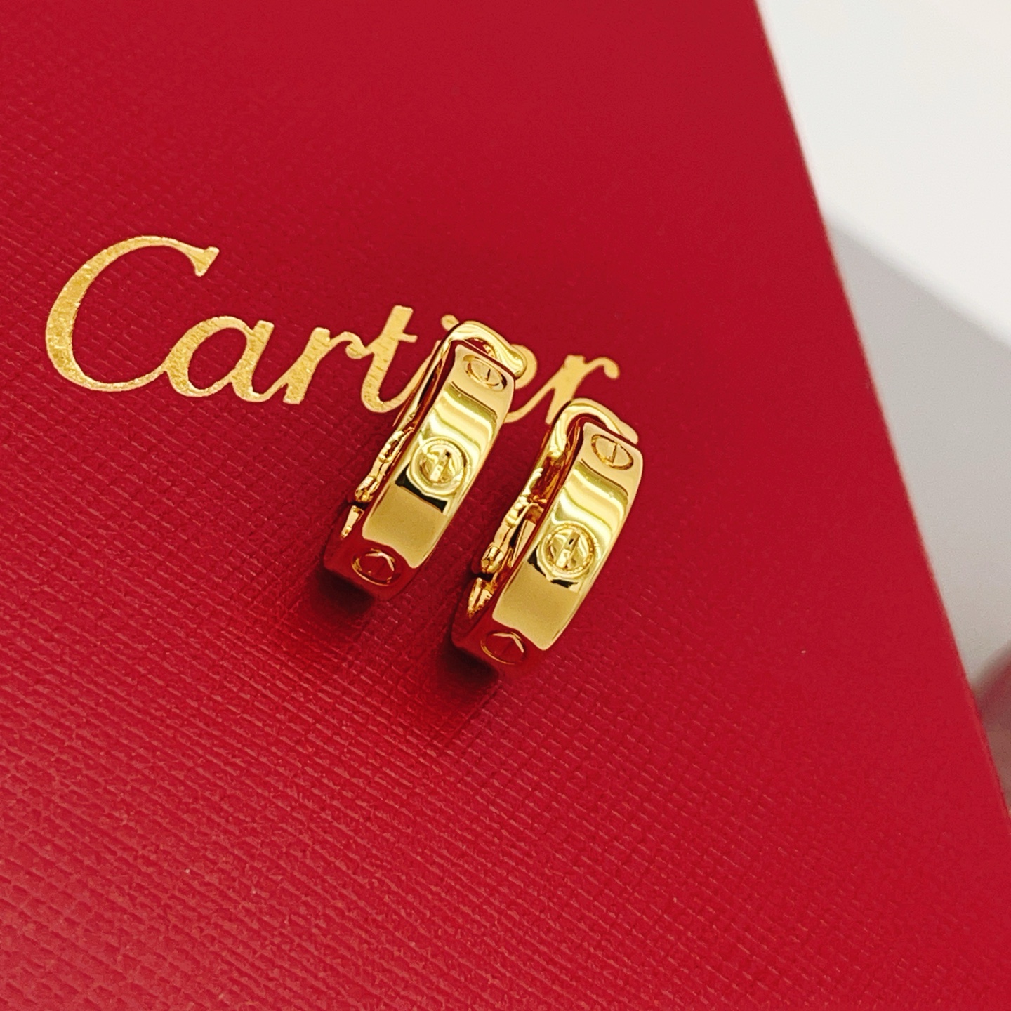 【Cartie*最新款🆕🆕卡地亚金色光面耳钉】一致官网黄铜材质，非常的上镜‼️设计很特别值得入手。高级手