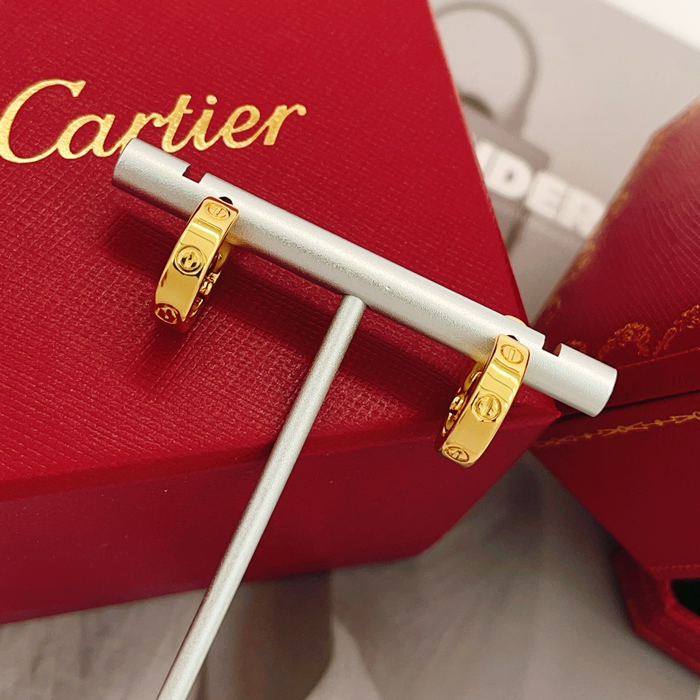【Cartie*最新款🆕🆕卡地亚金色光面耳钉】一致官网黄铜材质，非常的上镜‼️设计很特别值得入手。高级手