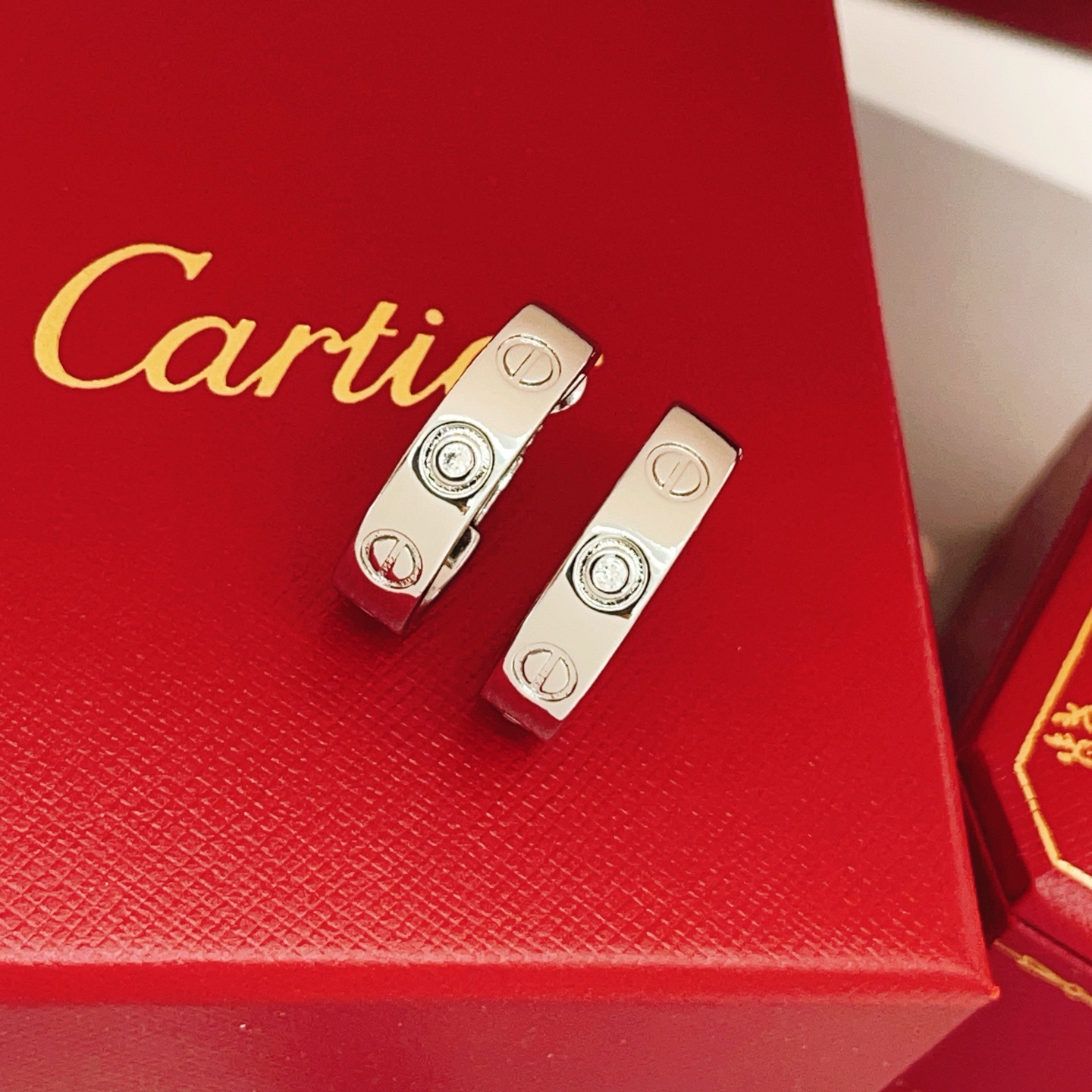 【Cartie*最新款🆕🆕卡地亚银色镶钻光面耳钉】一致官网黄铜材质，非常的上镜‼️设计很特别值得入手。高