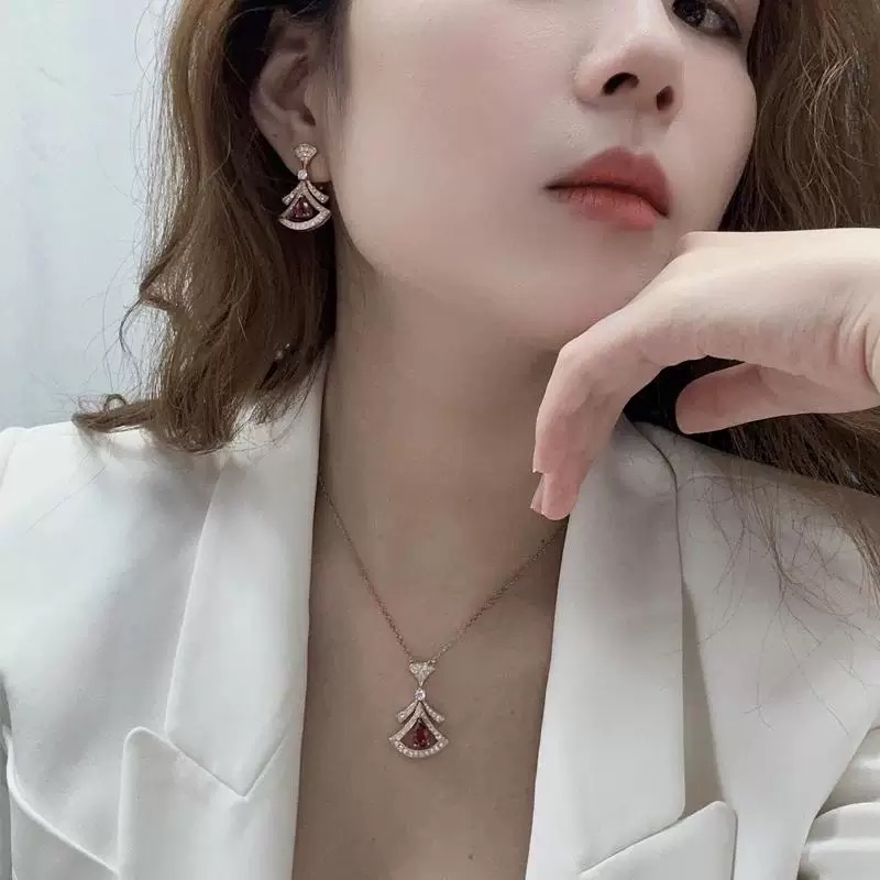 Bvlgari BVLGARI最新款，非常的上镜‼ 设计很特别值得入手 高级手工坊系列