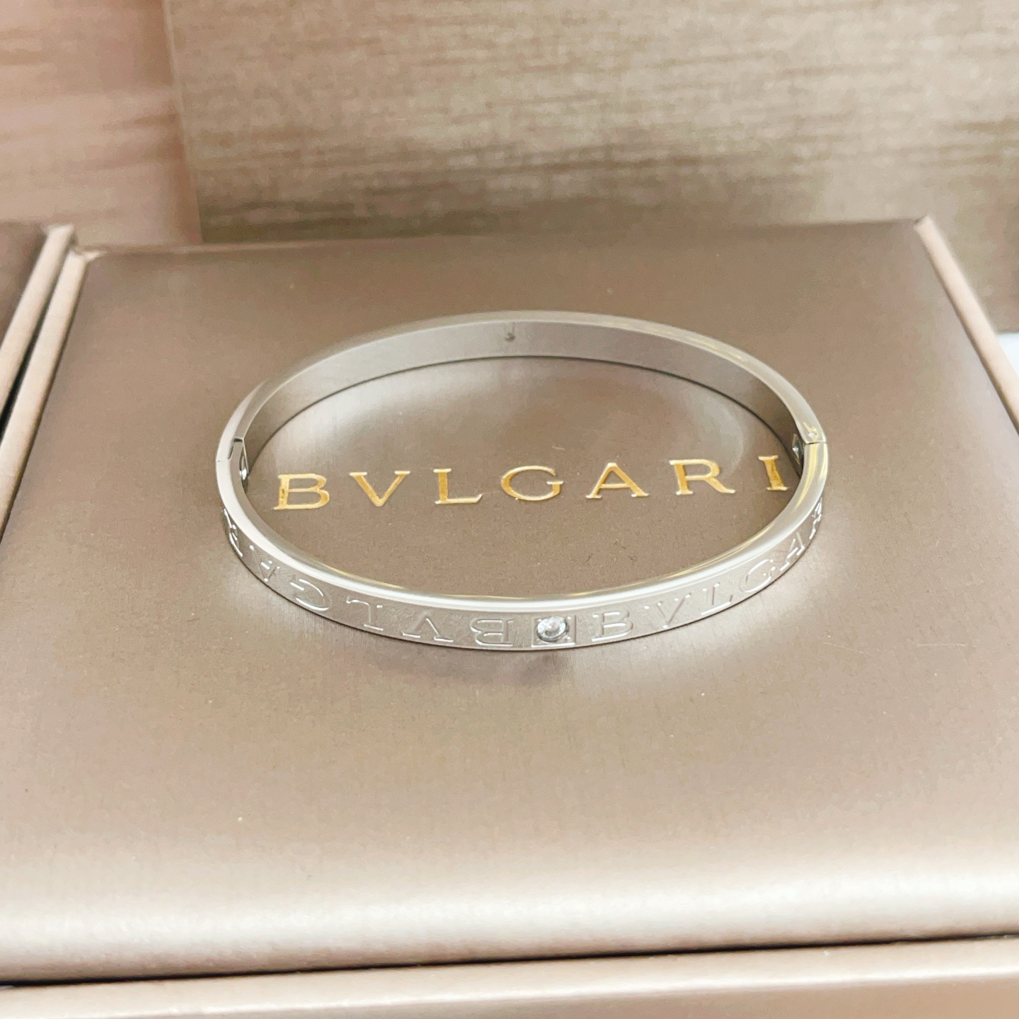 尺寸，均码【BVLGARI最新款🆕🆕银色双钻字母手镯】一致官网黄铜材质，非常的上镜‼️设计很特别值得入手
