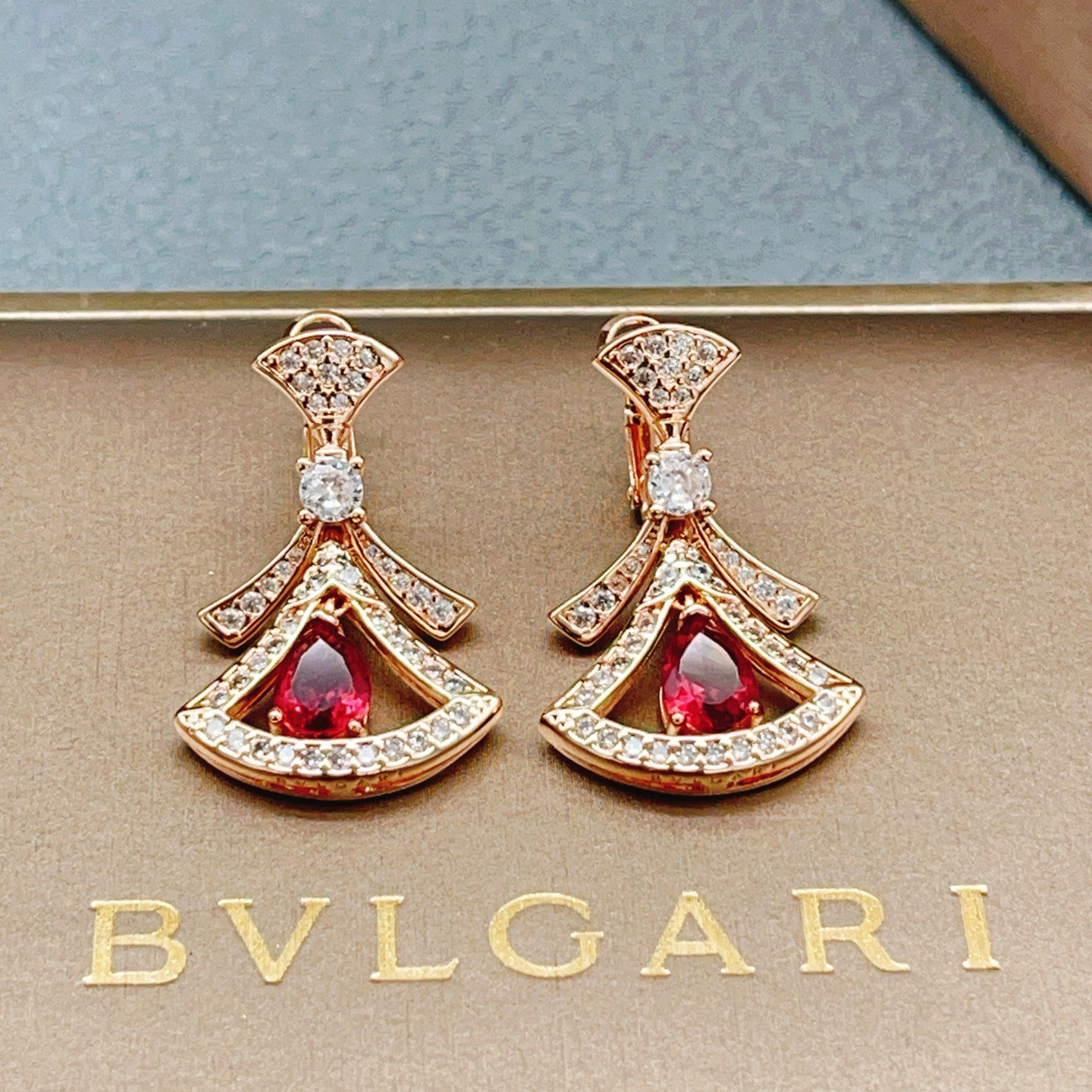 Bvlgari BVLGARI最新款，非常的上镜‼ 设计很特别值得入手 高级手工坊系列