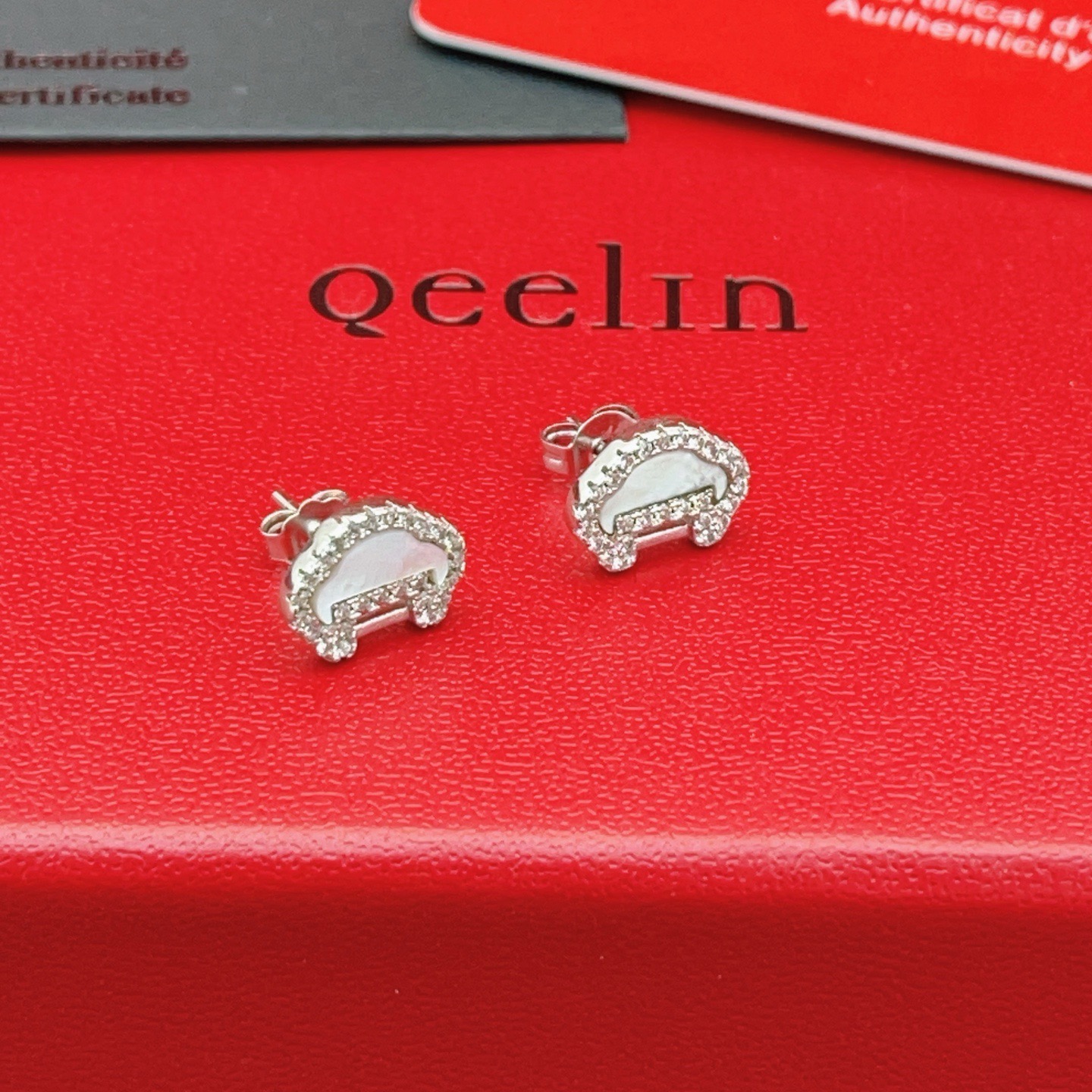 Qeelin ZP Yu Yi Lock earrings 18K white gold white mother-of-pearl clear diamond 8mm stud diameter