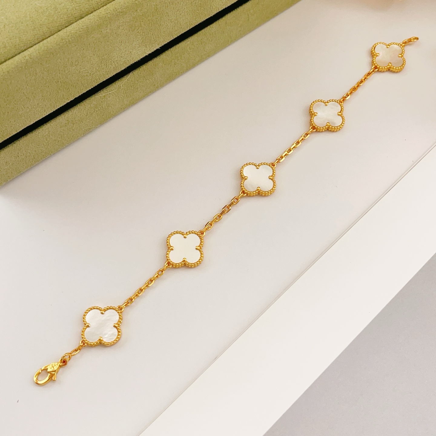 Pulseira Van Cleef Arpels Alhambra ouro amarelo madrepérola branca 18 cm