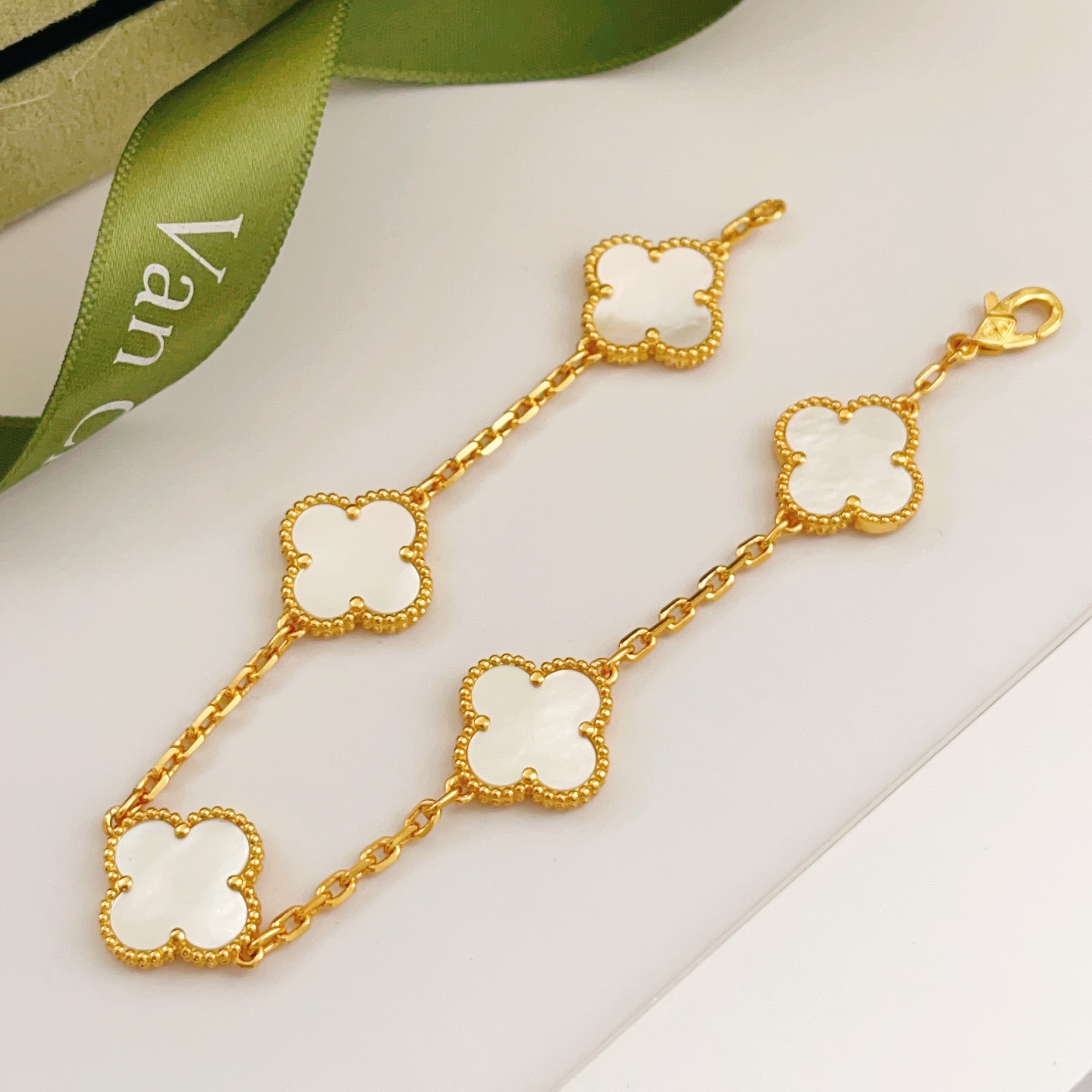 Pulseira Van Cleef Arpels Alhambra ouro amarelo madrepérola branca 18 cm