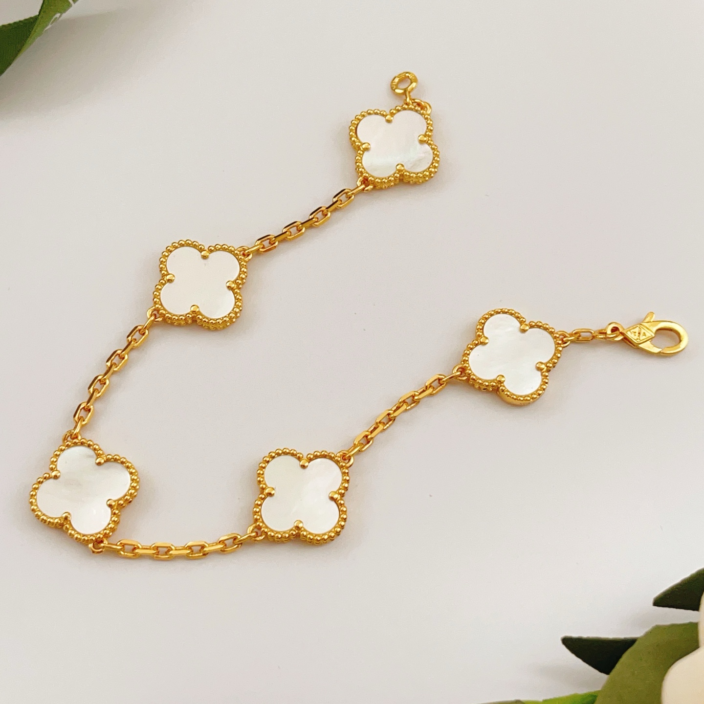 Pulseira Van Cleef Arpels Alhambra ouro amarelo madrepérola branca 18 cm
