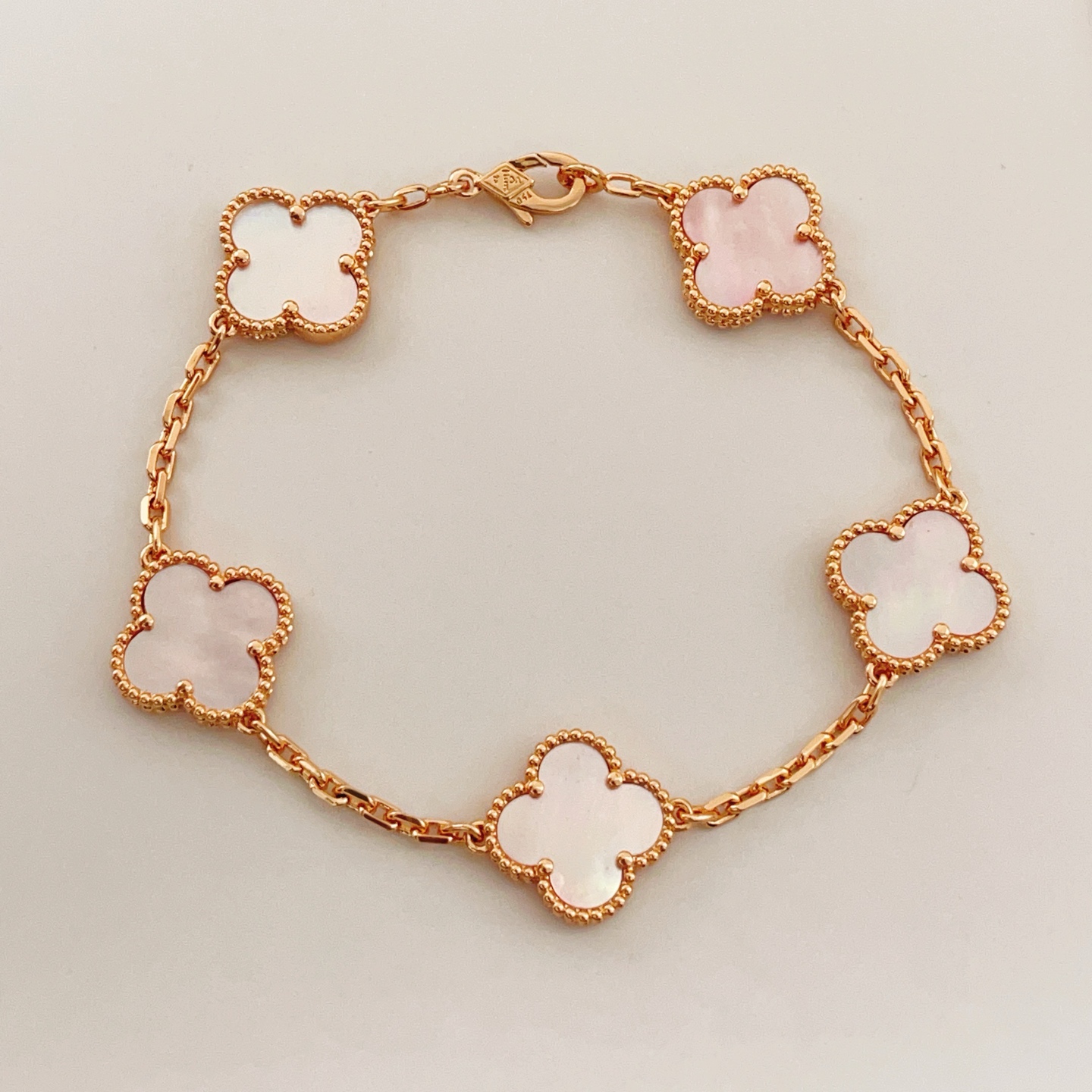 Pulseira Van Cleef Arpels Alhambra Ouro rosa com madrepérola branca e rosa 18 cm