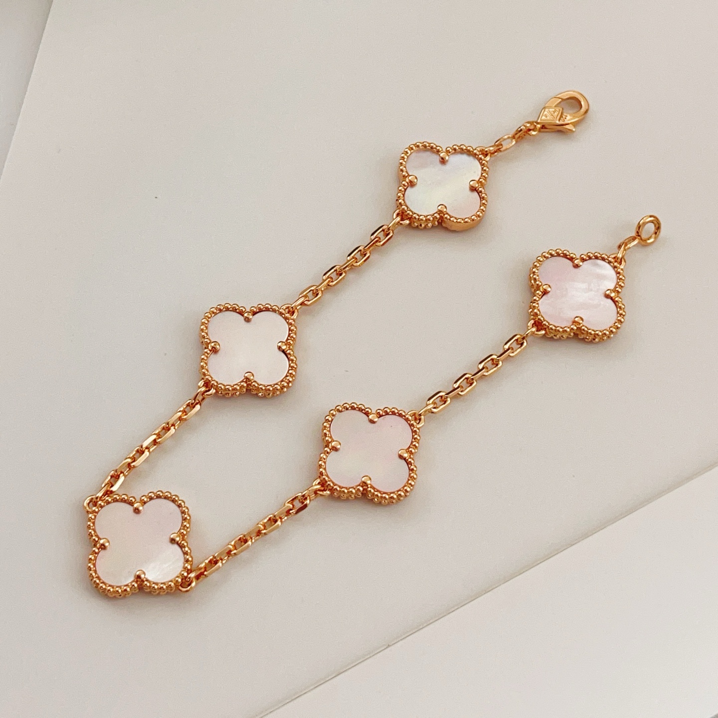 Pulseira Van Cleef Arpels Alhambra Ouro rosa com madrepérola branca e rosa 18 cm