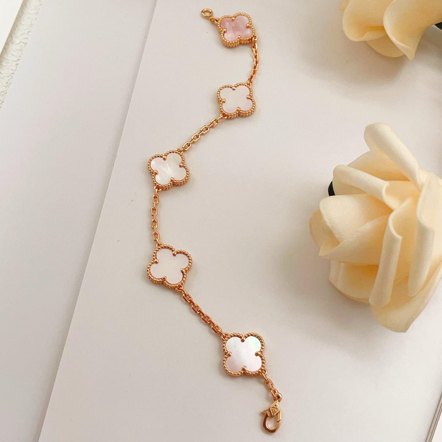 Pulseira Van Cleef Arpels Alhambra Ouro rosa com madrepérola branca e rosa 18 cm