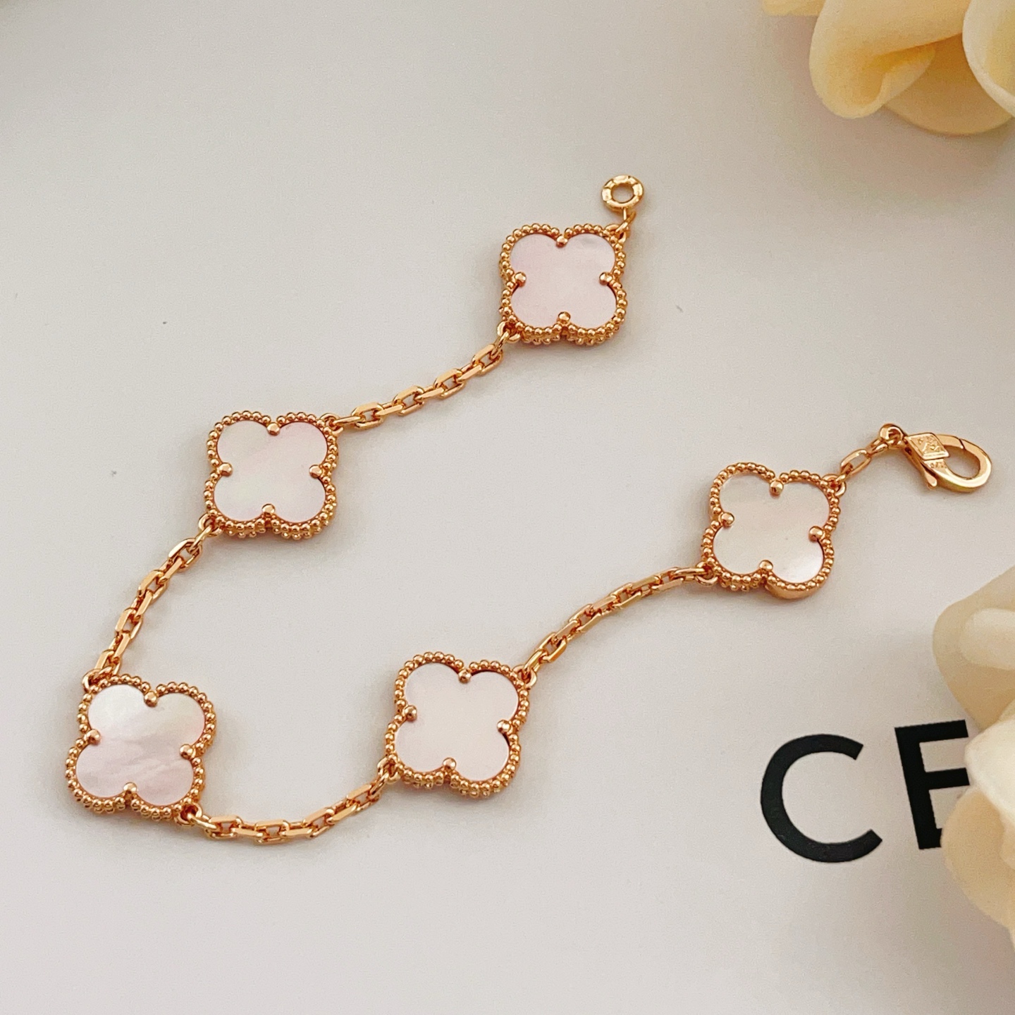 Pulseira Van Cleef Arpels Alhambra Ouro rosa com madrepérola branca e rosa 18 cm