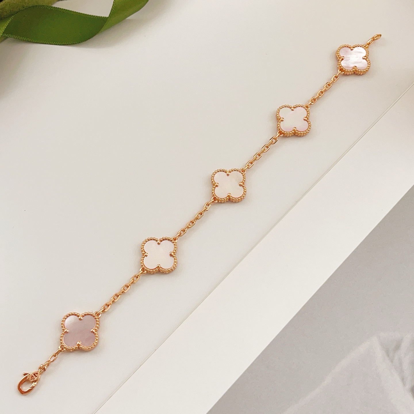Pulseira Van Cleef Arpels Alhambra Ouro rosa com madrepérola branca e rosa 18 cm