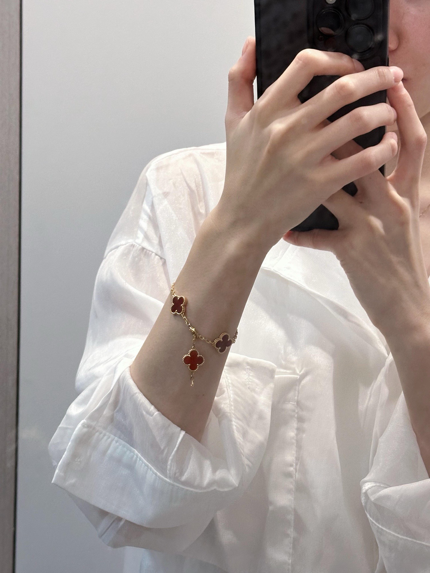 Pulsera Van Cleef Arpels Alhambra de oro amarillo con motivos de trébol rojo cornalina 19cm