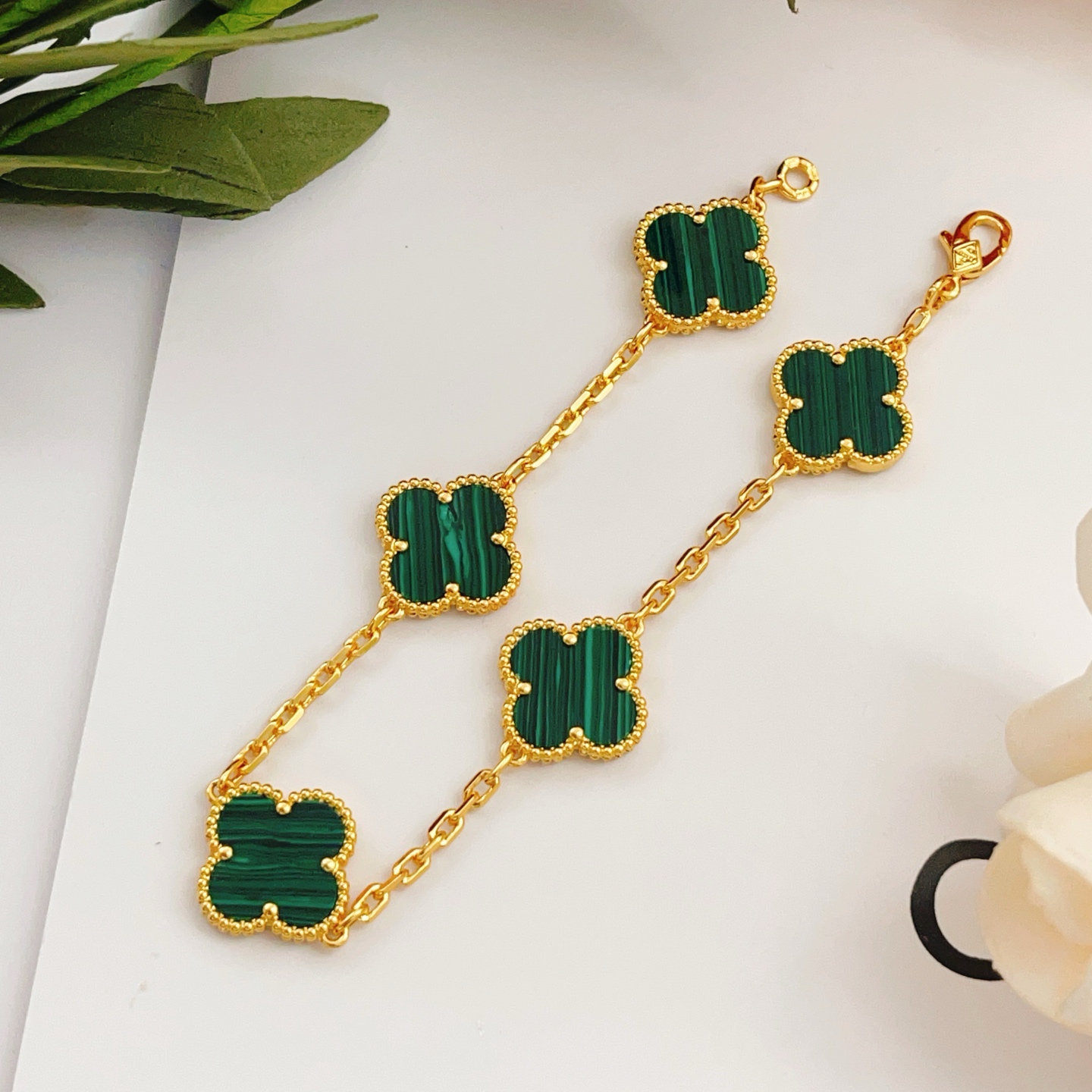 Van Cleef Arpels Bracelet Vintage Alhambra Or jaune avec motifs trèfles malachite verte 18cm