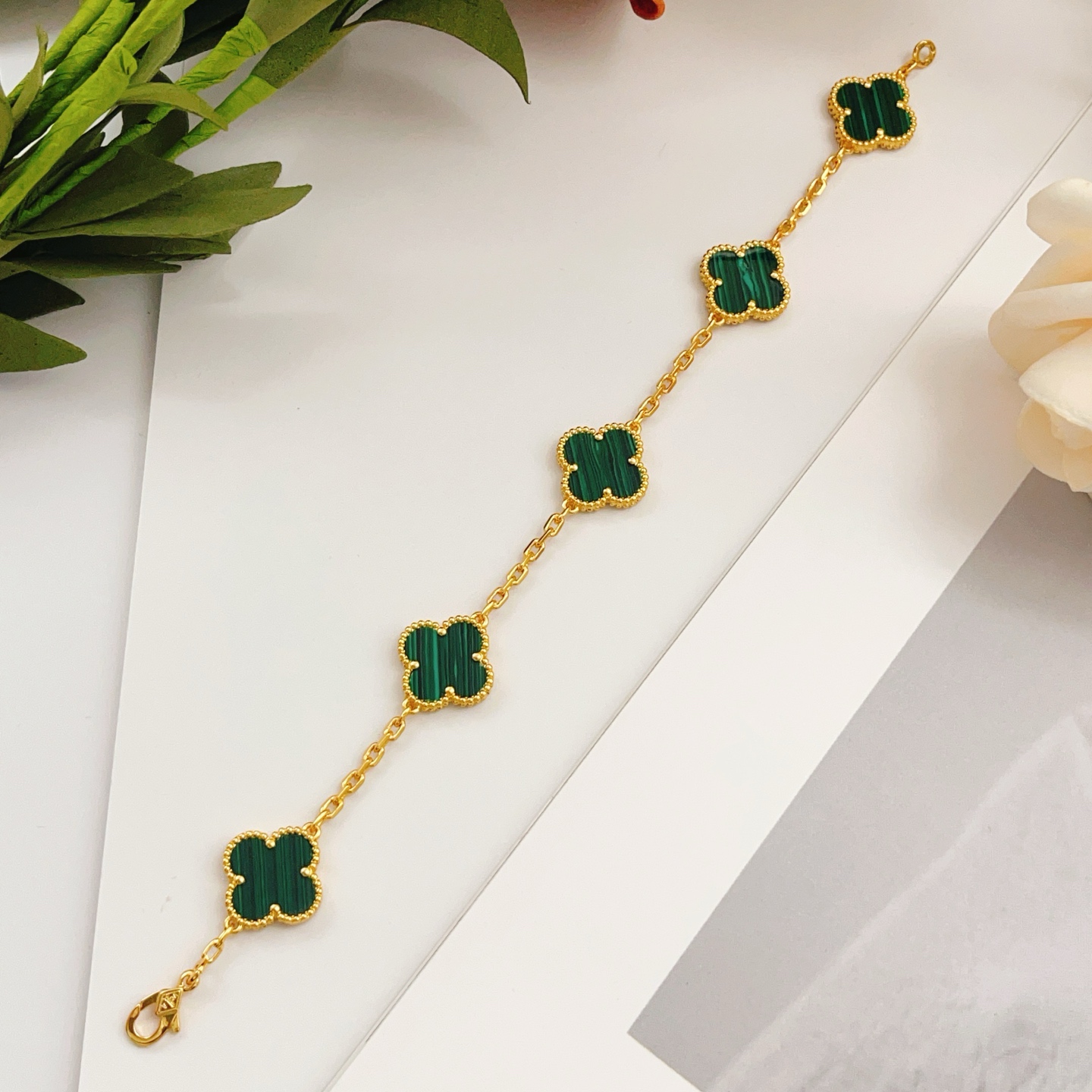Van Cleef Arpels Bracelet Vintage Alhambra Or jaune avec motifs trèfles malachite verte 18cm