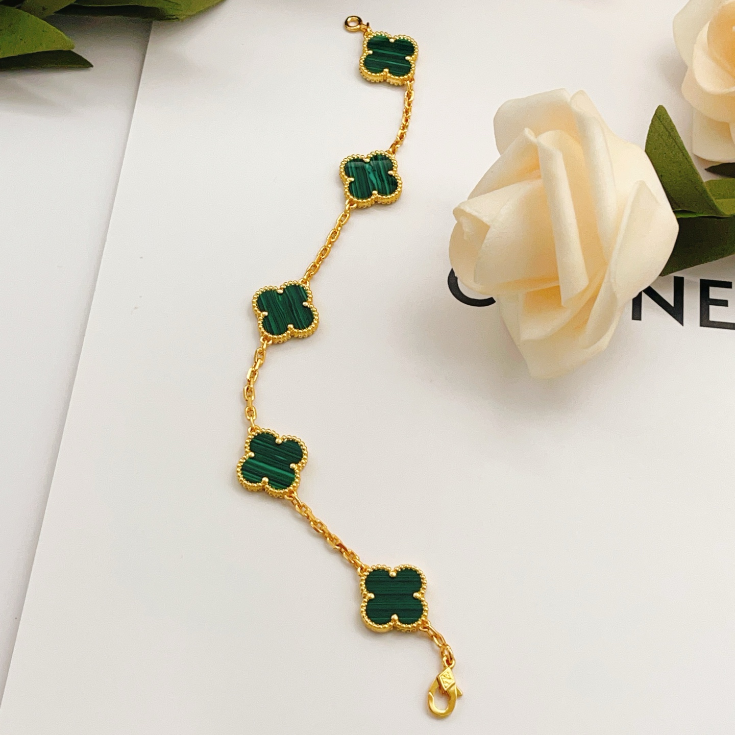 Van Cleef Arpels Bracelet Vintage Alhambra Or jaune avec motifs trèfles malachite verte 18cm