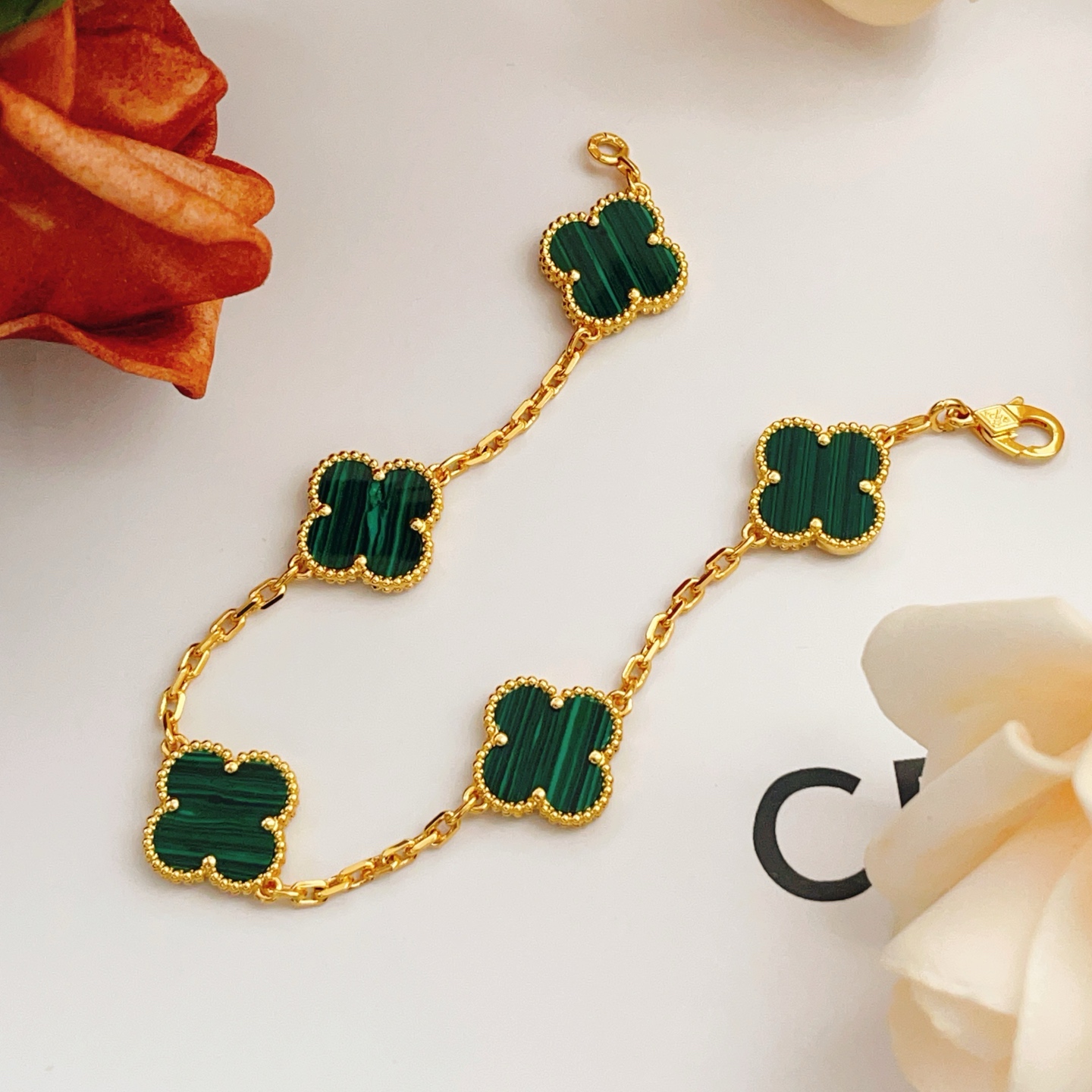 Van Cleef Arpels Bracelet Vintage Alhambra Or jaune avec motifs trèfles malachite verte 18cm