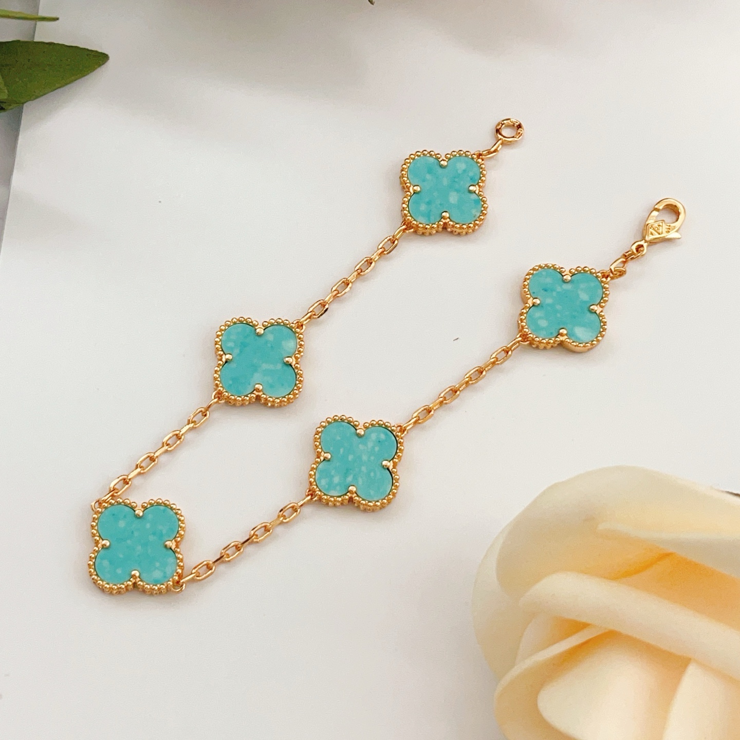 Van Cleef Arpels Bracelet Alhambra Or jaune avec motifs trèfles turquoise 19cm