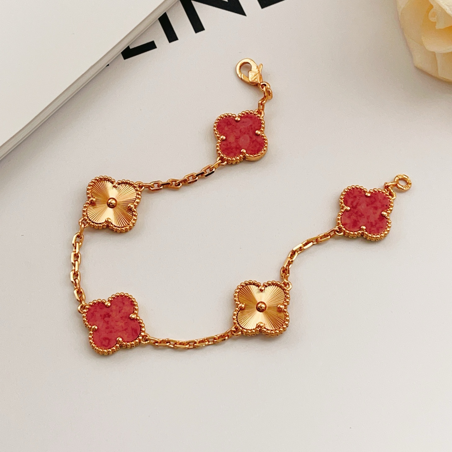 Van Cleef Arpels Bracelet Vintage Alhambra Or rose 18 carats avec pierre rouge et motifs trèfle guilloché en or rose 18cm