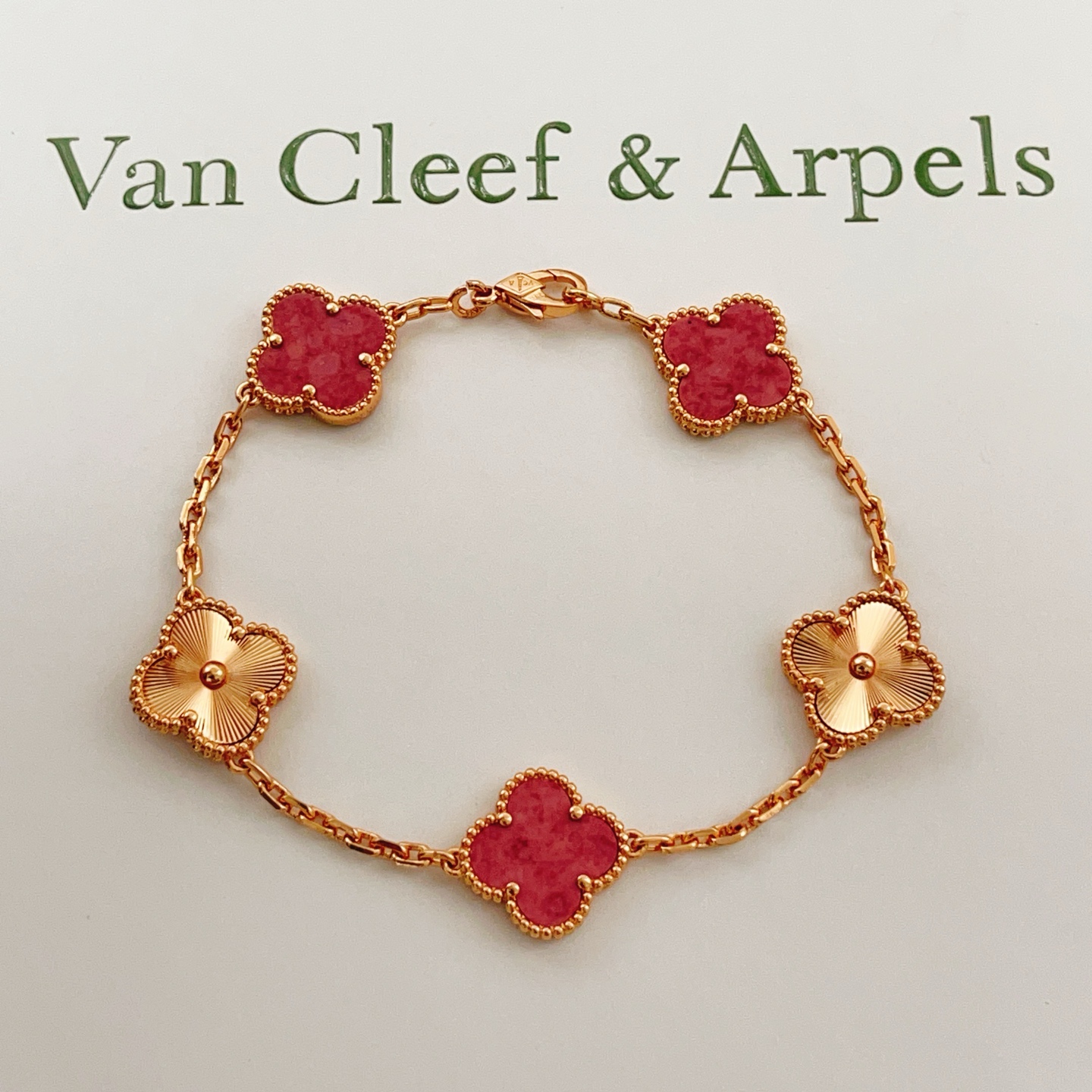 Van Cleef Arpels Bracelet Vintage Alhambra Or rose 18 carats avec pierre rouge et motifs trèfle guilloché en or rose 18cm