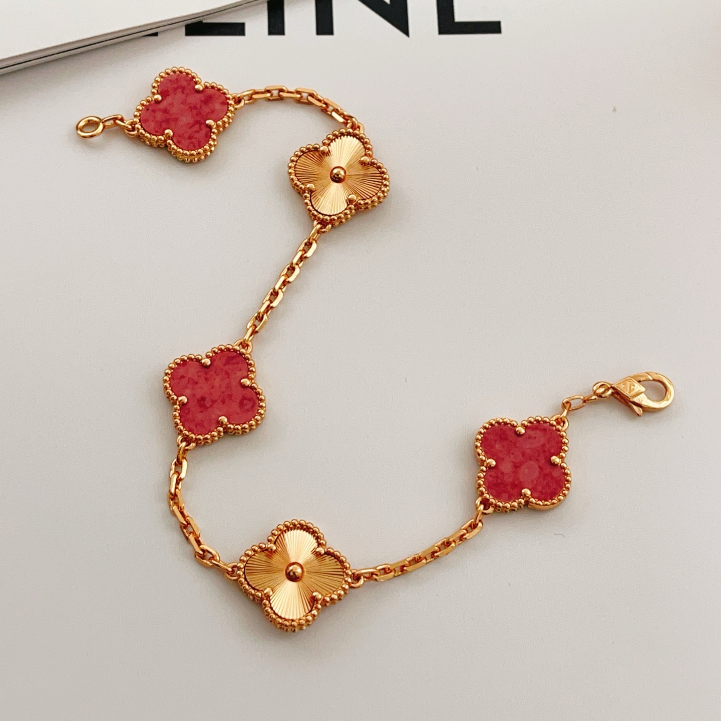 Van Cleef Arpels Bracelet Vintage Alhambra Or rose 18 carats avec pierre rouge et motifs trèfle guilloché en or rose 18cm
