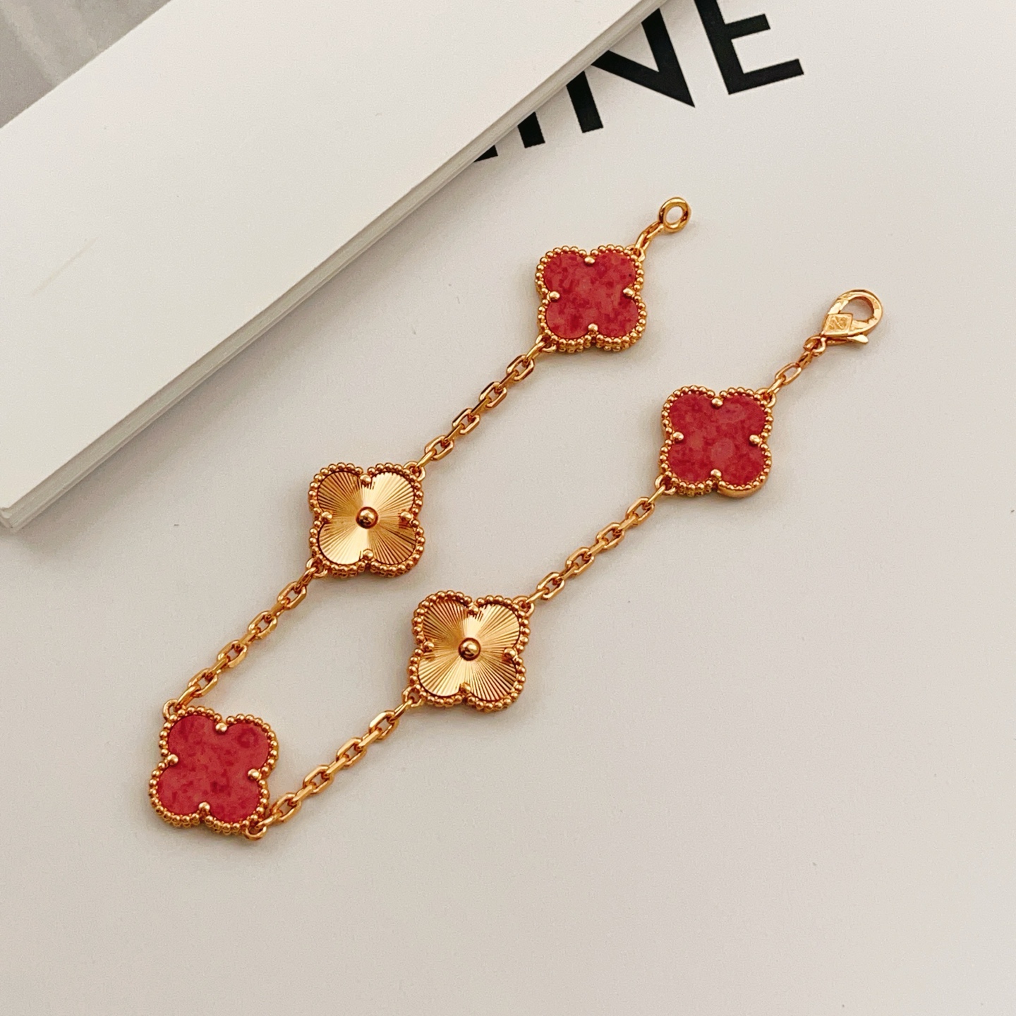 Van Cleef Arpels Bracelet Vintage Alhambra Or rose 18 carats avec pierre rouge et motifs trèfle guilloché en or rose 18cm