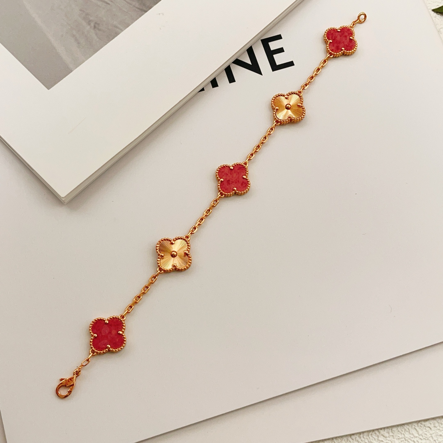 Van Cleef Arpels Bracelet Vintage Alhambra Or rose 18 carats avec pierre rouge et motifs trèfle guilloché en or rose 18cm