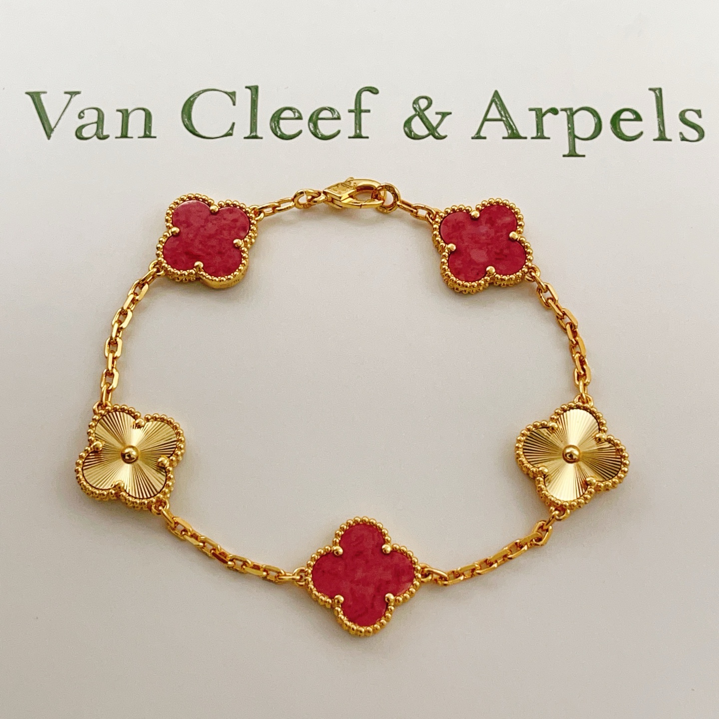 Van Cleef Arpels Pulsera Vintage Alhambra Oro amarillo con incrustaciones de piedras rojas y motivos de oro guilloché 18cm