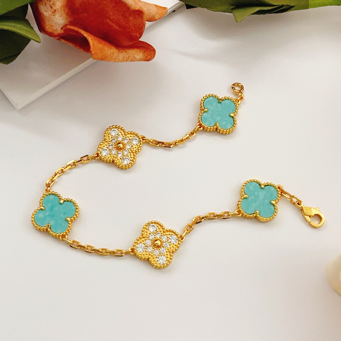 Van Cleef Arpels Bracelet Vintage Alhambra Or jaune avec accents de turquoise et diamants 18cm