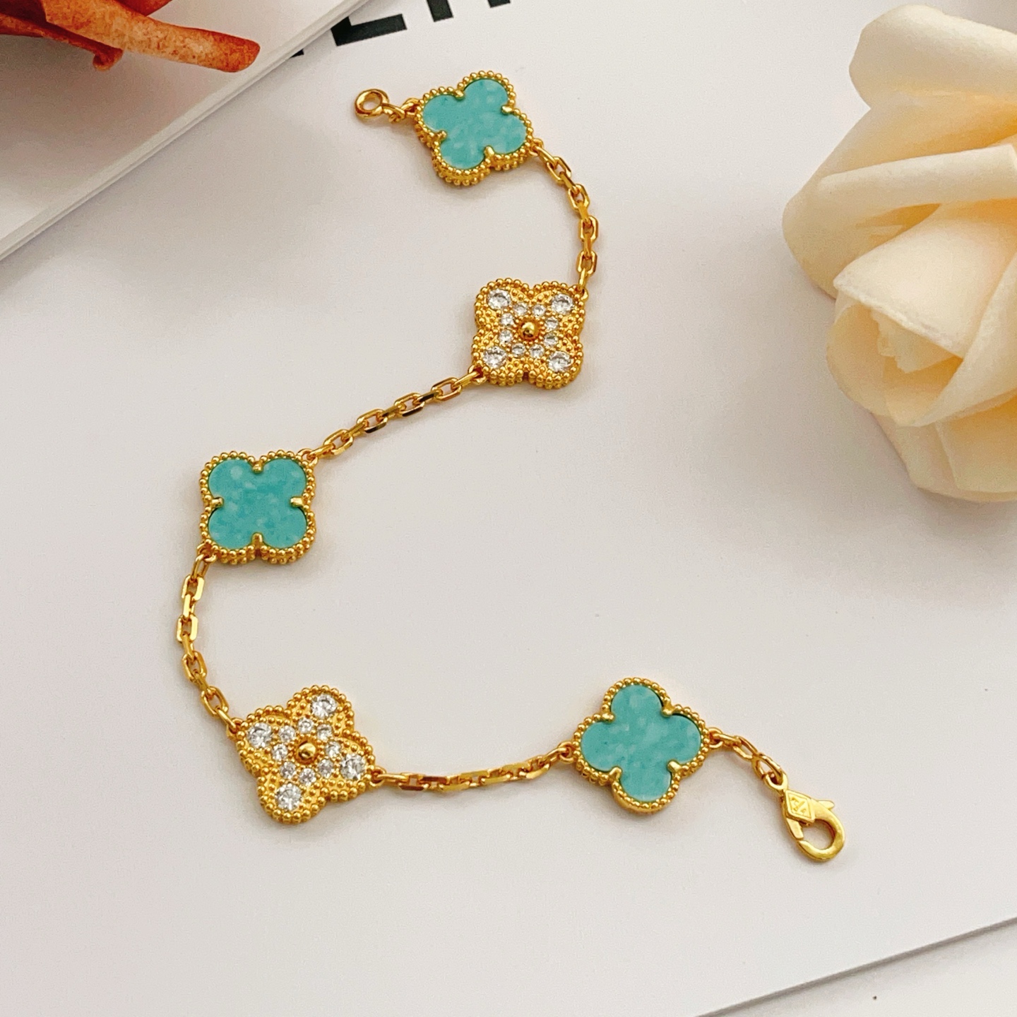 Van Cleef Arpels Bracelet Vintage Alhambra Or jaune avec accents de turquoise et diamants 18cm
