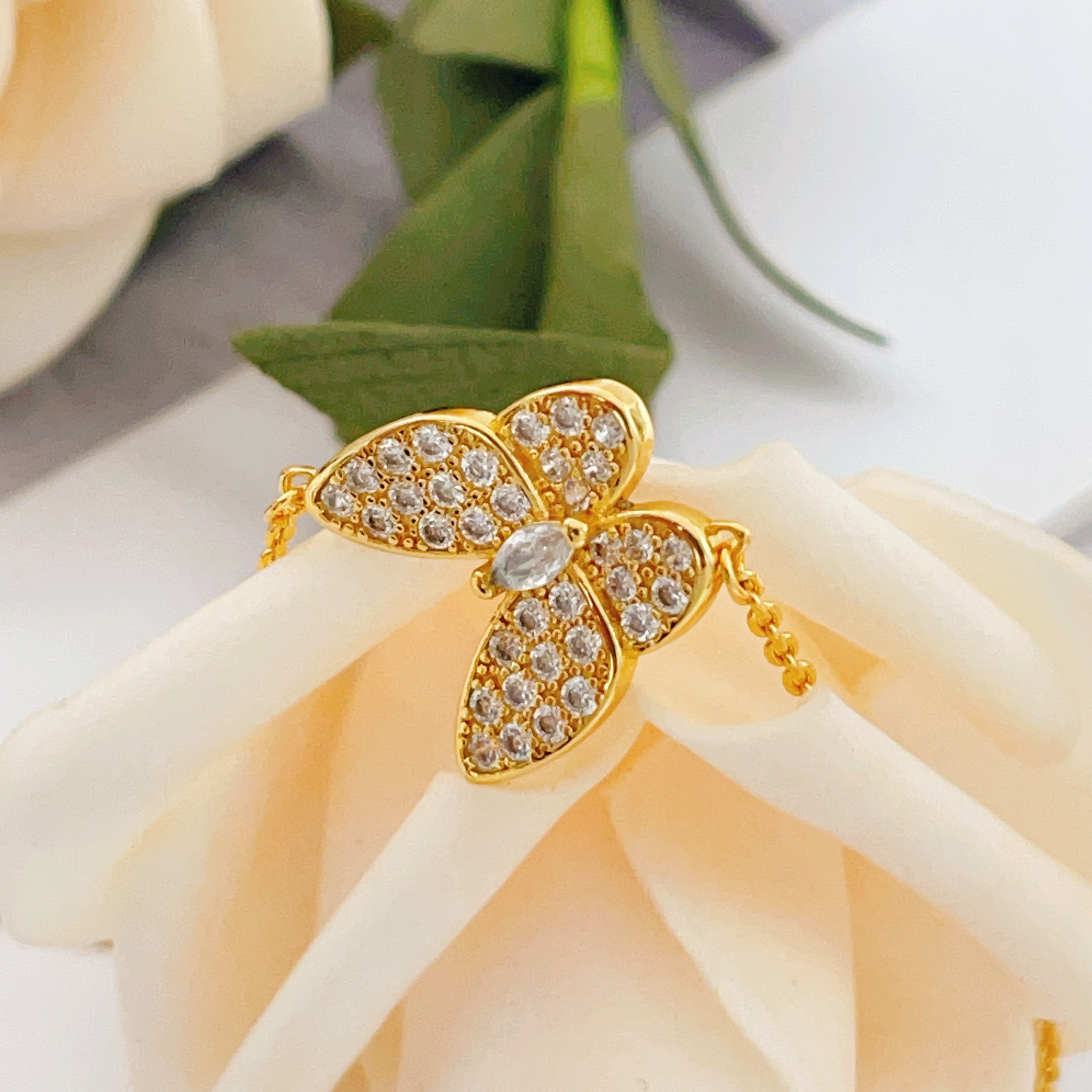 Bracciale Van Cleef Arpels Two Butterfly in oro giallo con diamanti trasparenti 17 cm