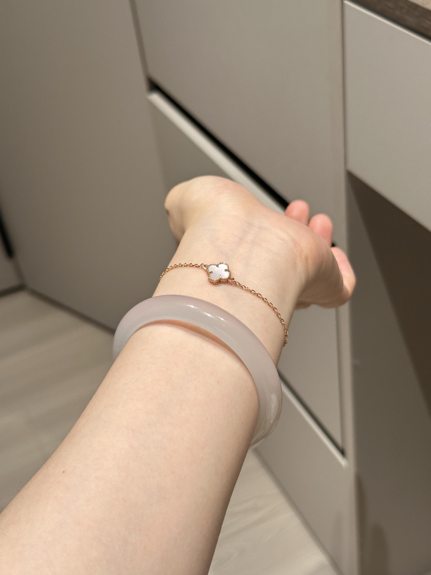 Van Cleef Arpels Pulsera Sweet Alhambra Metal en oro blanco plateado con motivo de trébol de nácar blanco 17cm