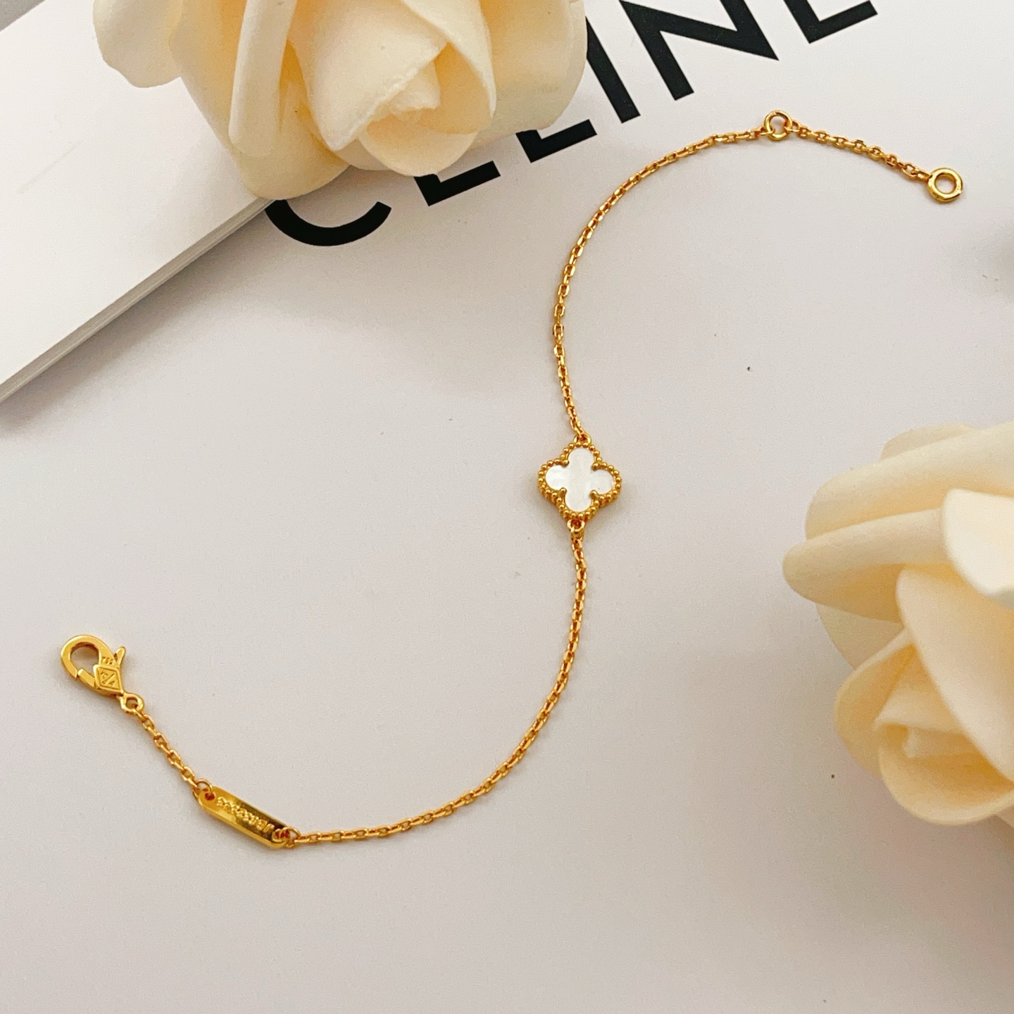 Van Cleef Arpels Sweet Alhambra bracelet Yellow gold with white mother-of-pearl 17cm