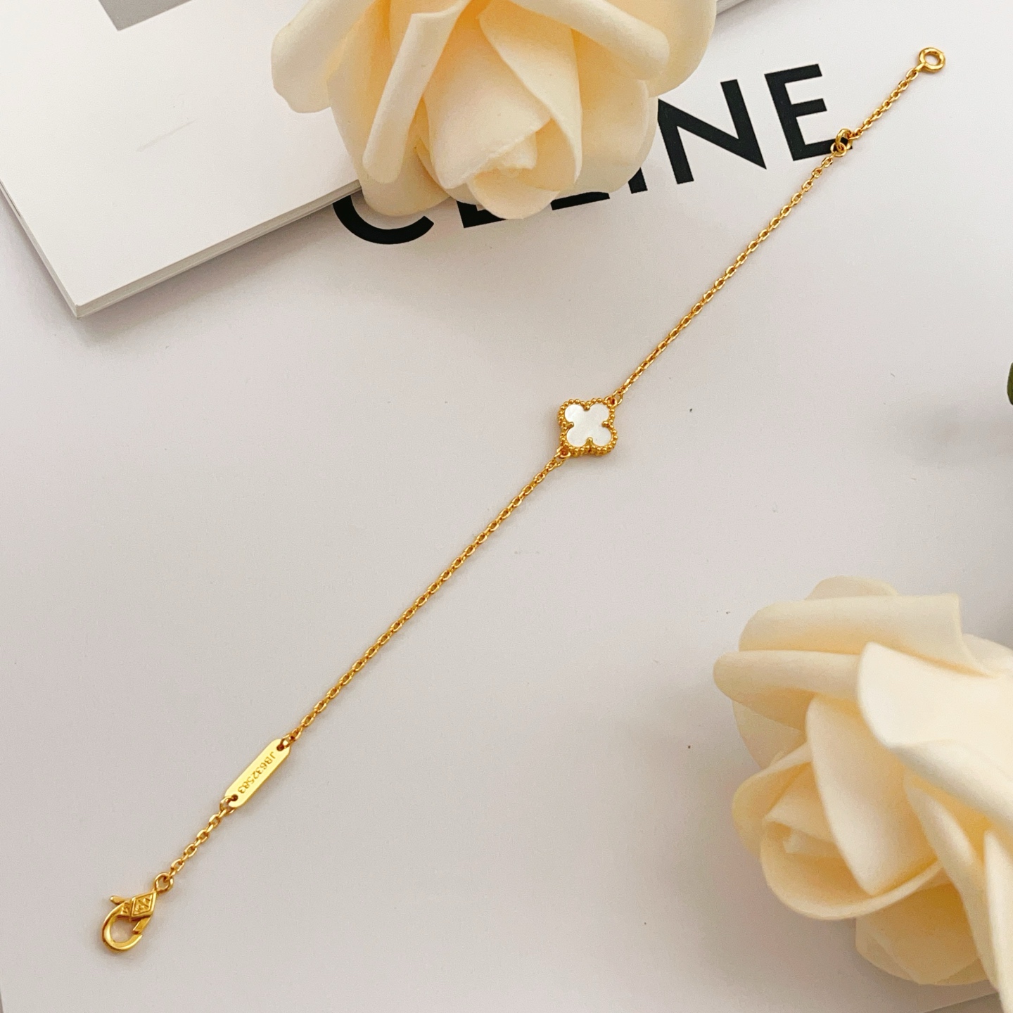 Van Cleef Arpels Sweet Alhambra bracelet Yellow gold with white mother-of-pearl 17cm