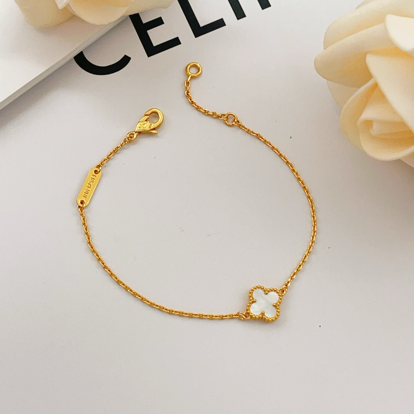 Van Cleef Arpels Sweet Alhambra bracelet Yellow gold with white mother-of-pearl 17cm