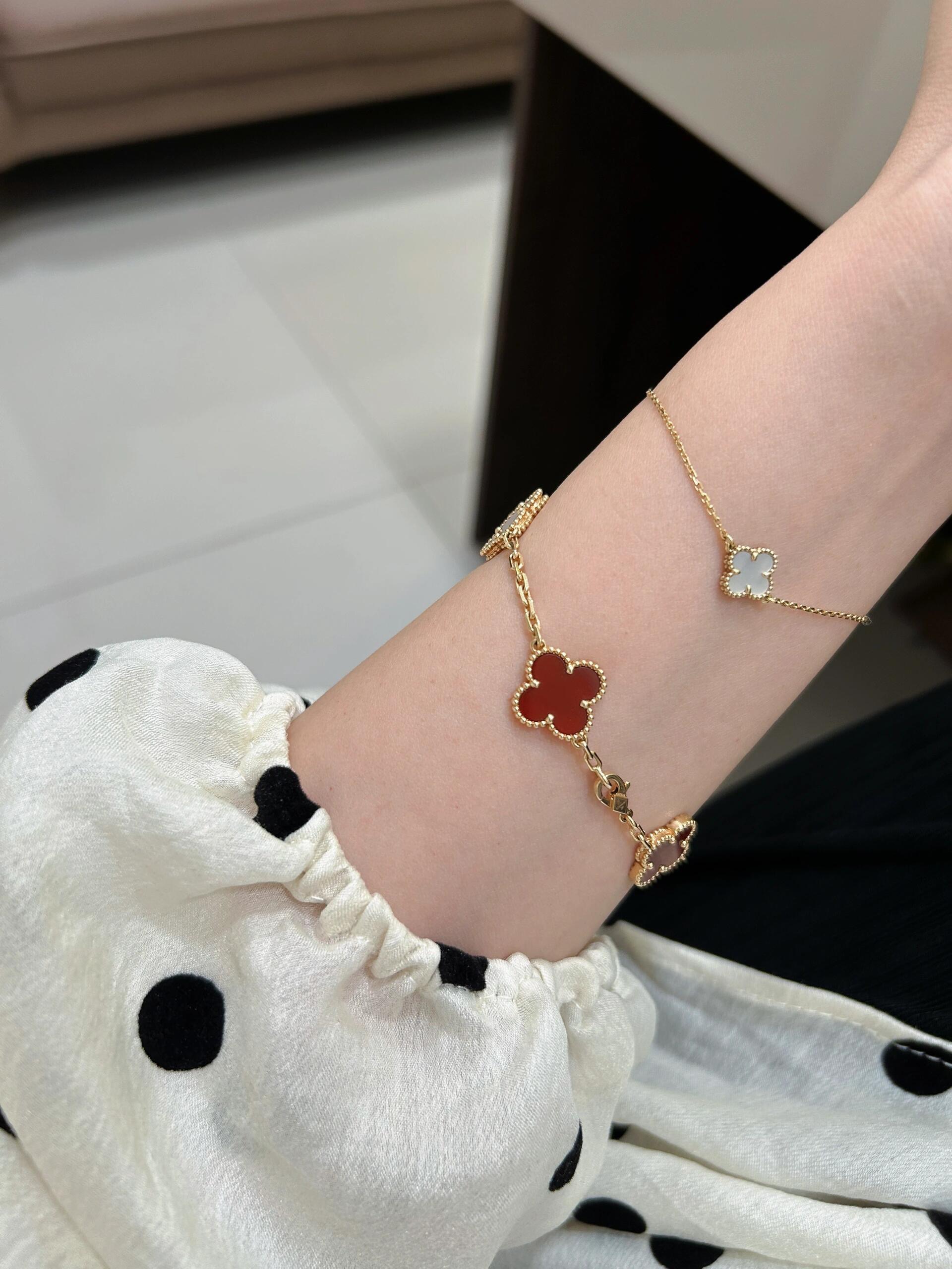 Van Cleef Arpels Sweet Alhambra bracelet Yellow gold with white mother-of-pearl 17cm