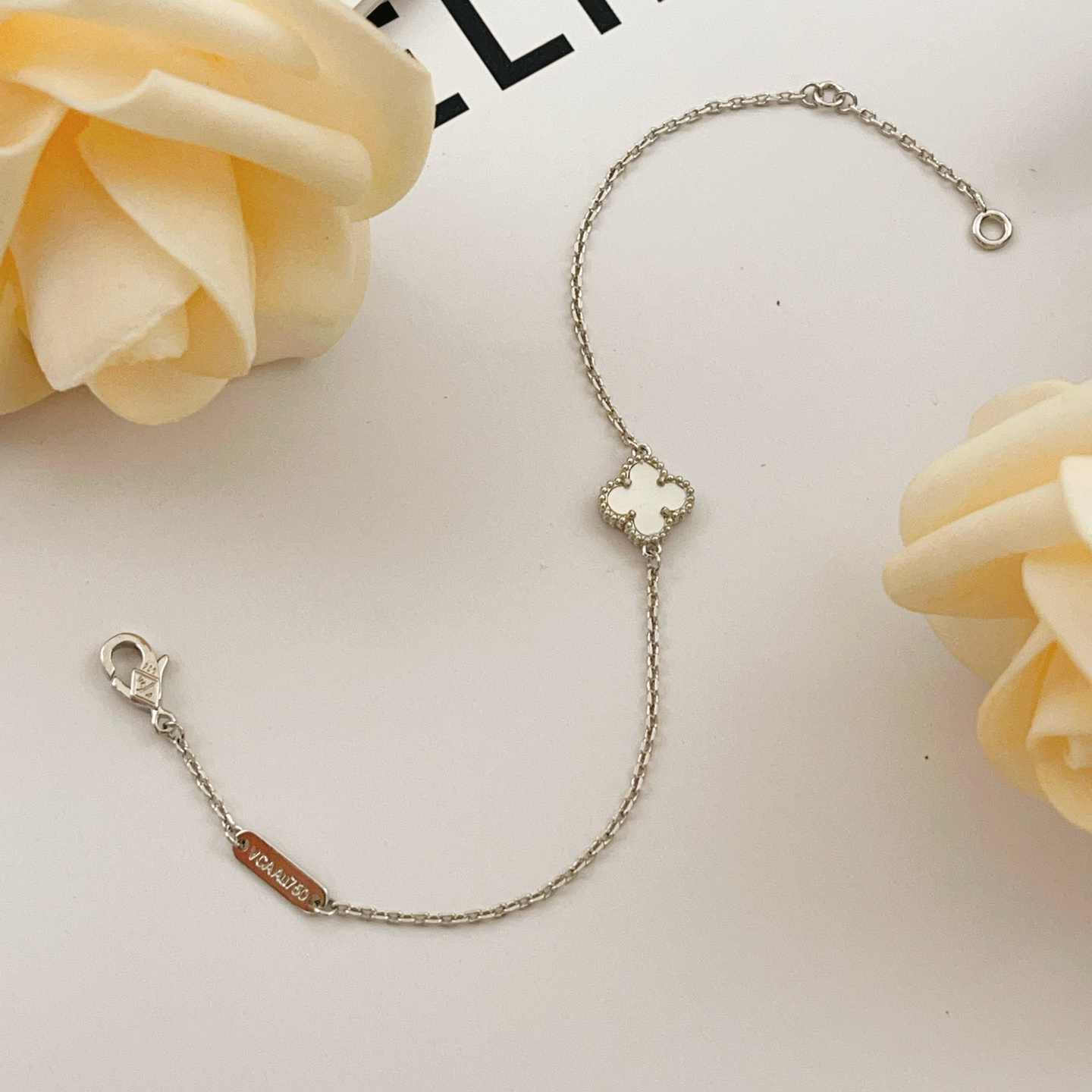 Van Cleef Arpels Pulsera Sweet Alhambra Metal en oro blanco plateado con motivo de trébol de nácar blanco 17cm