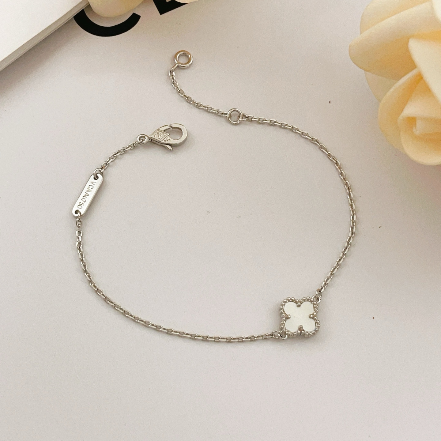 Van Cleef Arpels Pulsera Sweet Alhambra Metal en oro blanco plateado con motivo de trébol de nácar blanco 17cm