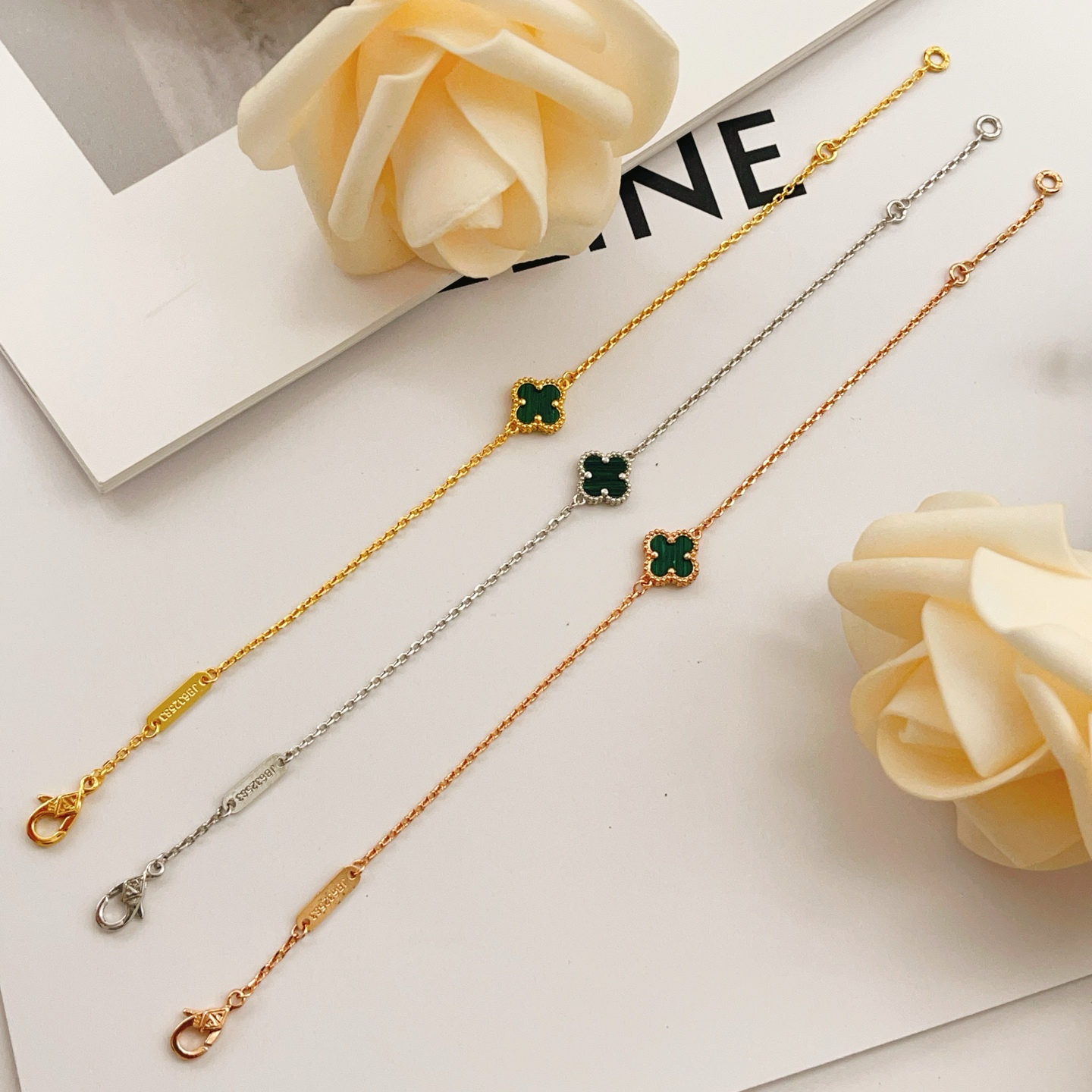 Bracciale Van Cleef Arpels Sweet Alhambra Oro giallo con malachite verde 16 5 cm con catena di estensione 2 cm