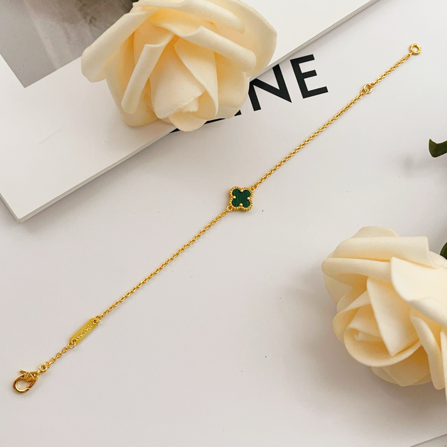 Bracciale Van Cleef Arpels Sweet Alhambra Oro giallo con malachite verde 16 5 cm con catena di estensione 2 cm
