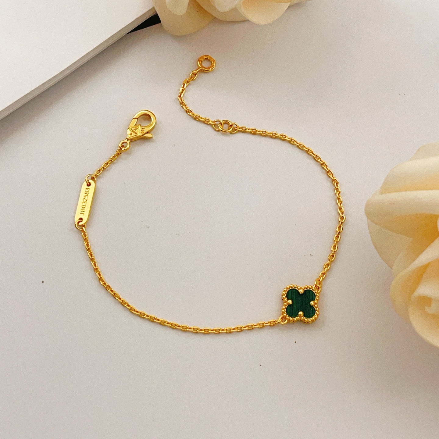 Bracciale Van Cleef Arpels Sweet Alhambra Oro giallo con malachite verde 16 5 cm con catena di estensione 2 cm