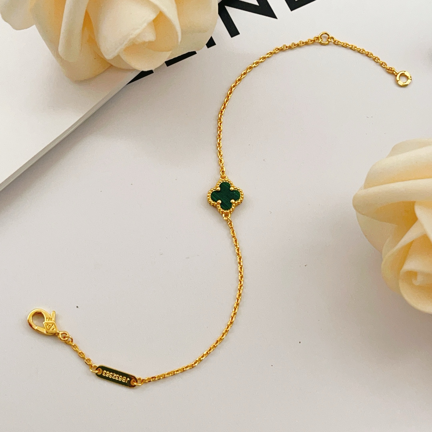 Bracciale Van Cleef Arpels Sweet Alhambra Oro giallo con malachite verde 16 5 cm con catena di estensione 2 cm