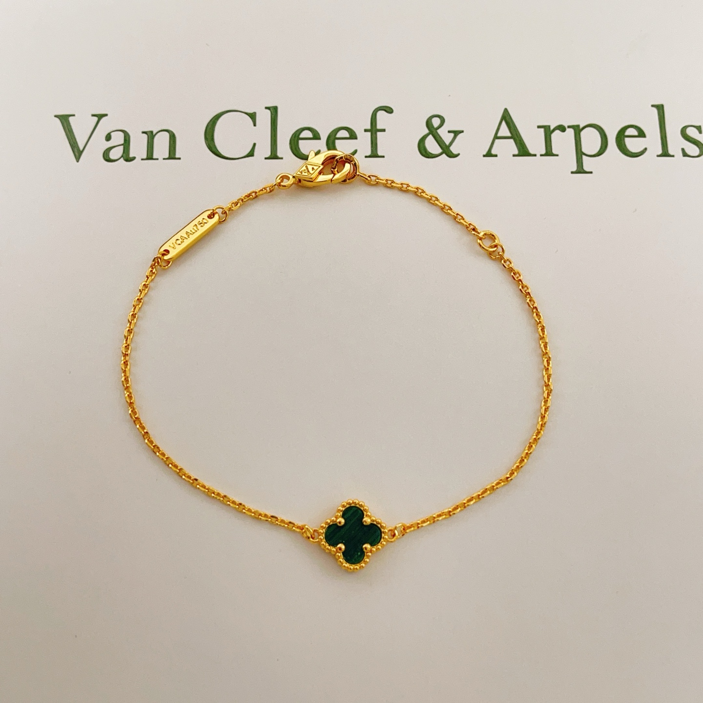 Bracciale Van Cleef Arpels Sweet Alhambra Oro giallo con malachite verde 16 5 cm con catena di estensione 2 cm