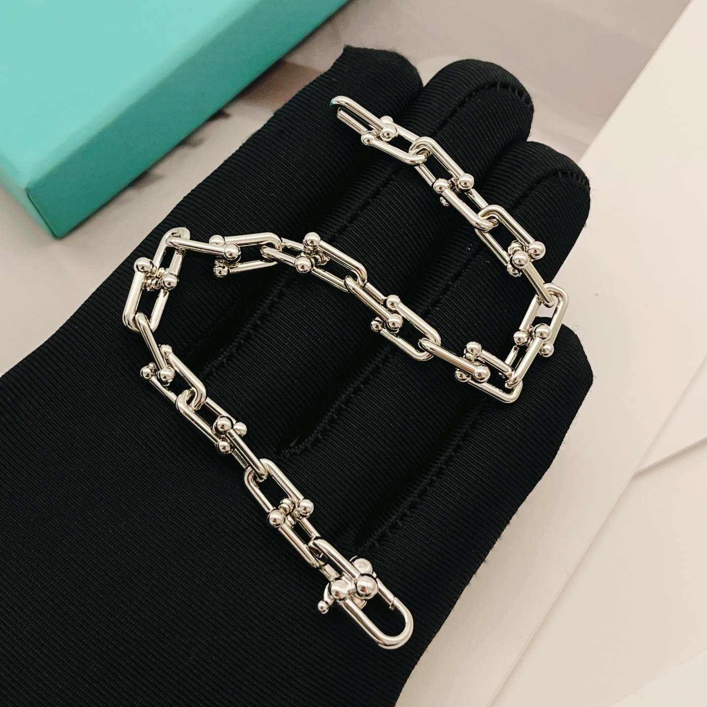 Tiffany & Co. Tiffany*帝芙尼U形银色手链一致ZP黄铜材质，非常的上镜‼ 设计很特别值得入手 高级手工坊系列